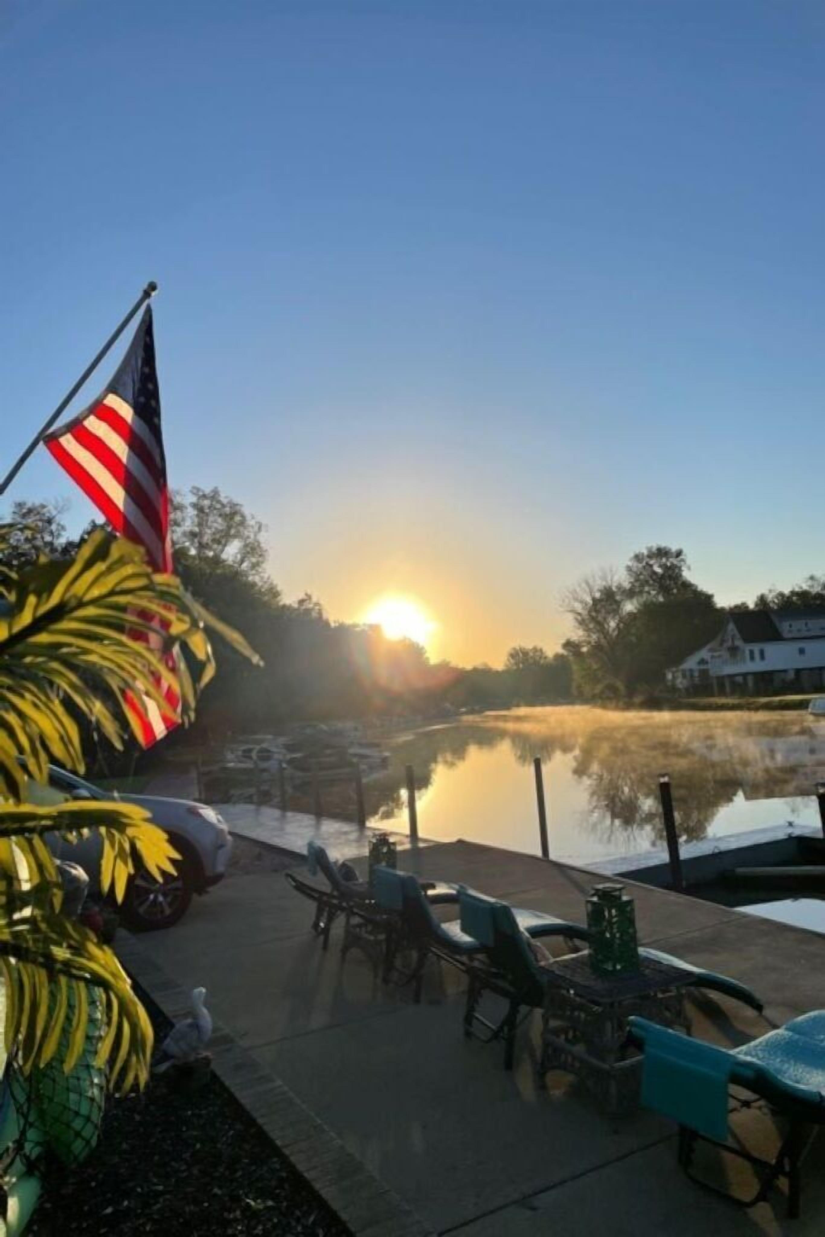 RIVERBEND RETREAT LOWER UNIT WATERFRONT W/HOT TUB OPEN YEAR ROUND