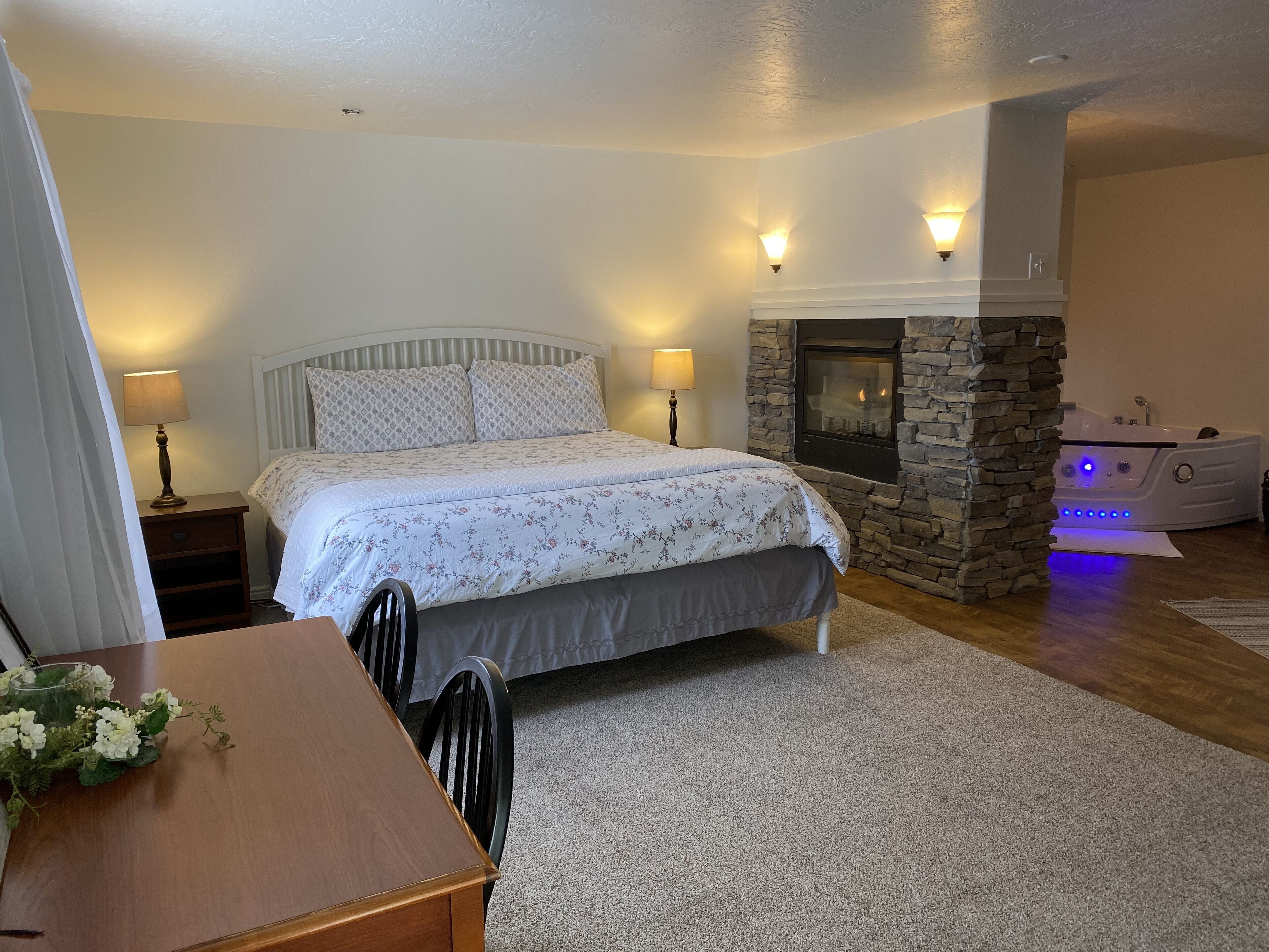 Honeymoon Suite with Large Jetted Tub