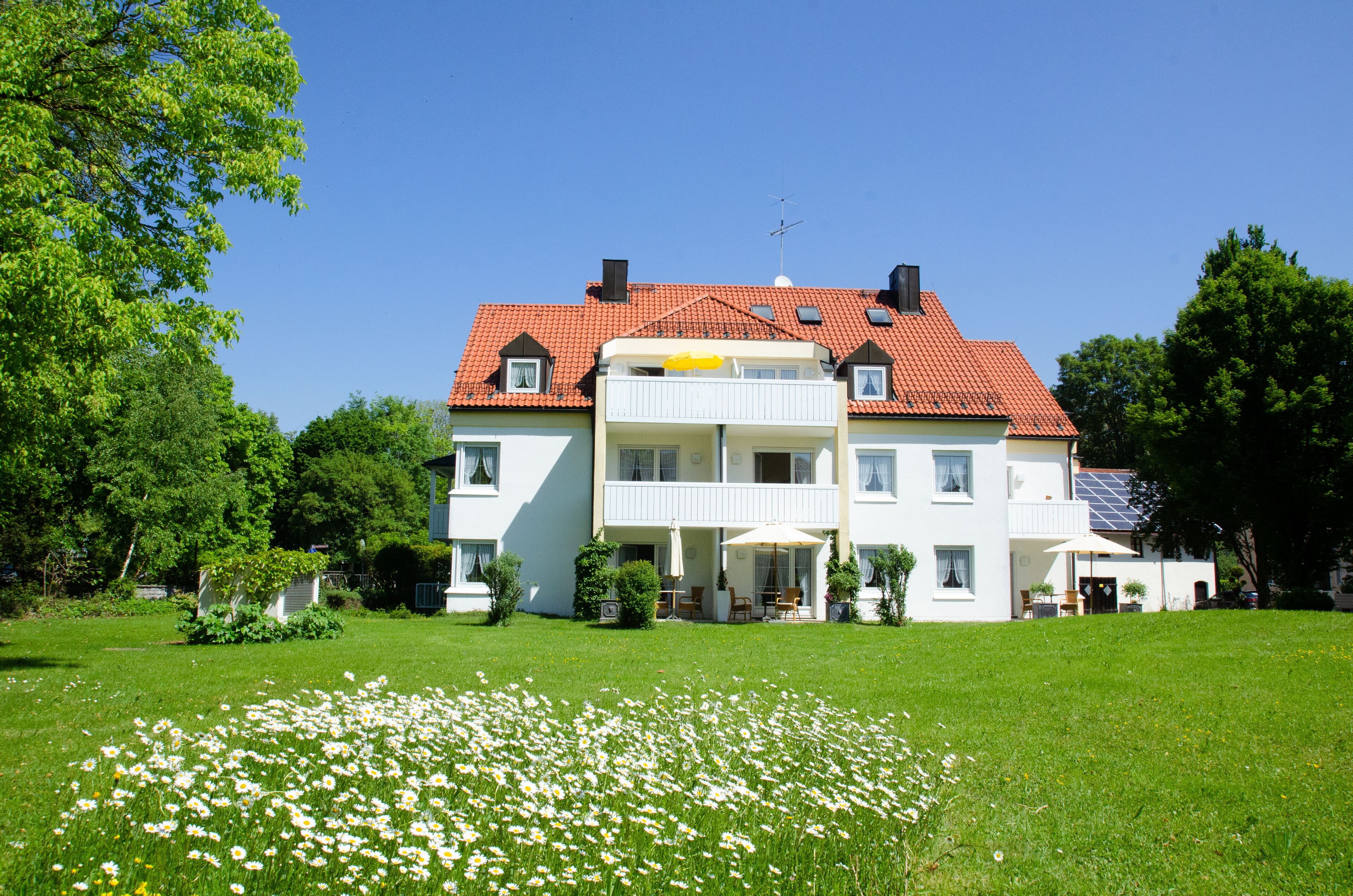 Bright, quiet and modern apartments with a large garden right in the center