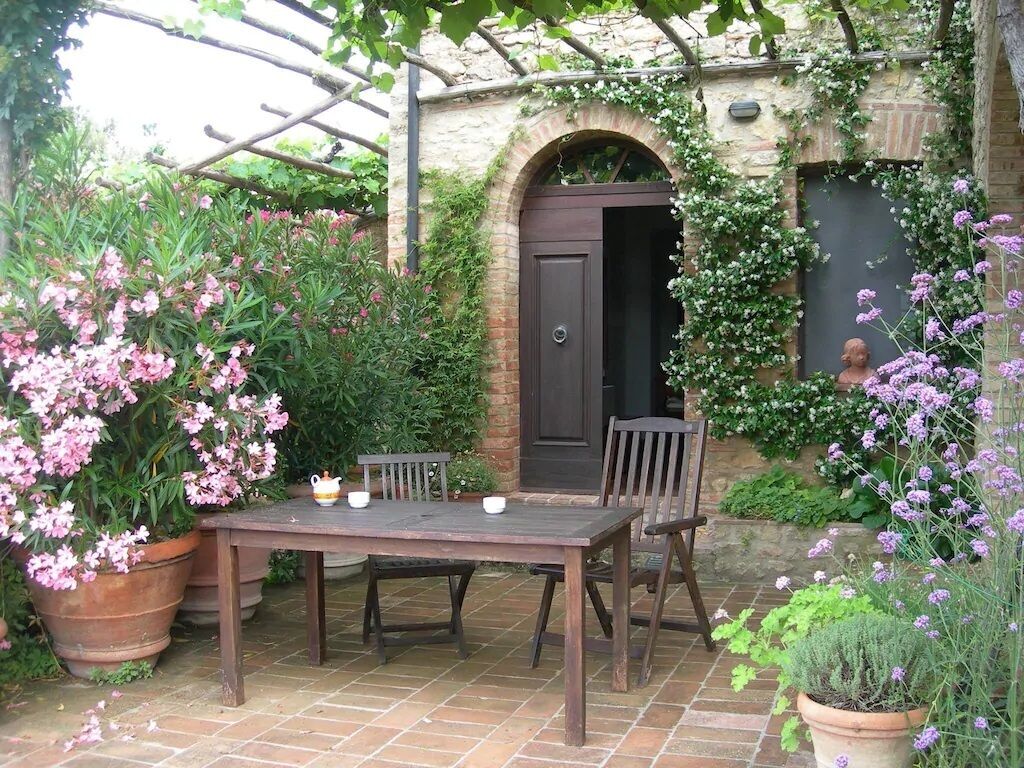Farmhouse from 17th century with antique furniture and many flowers.