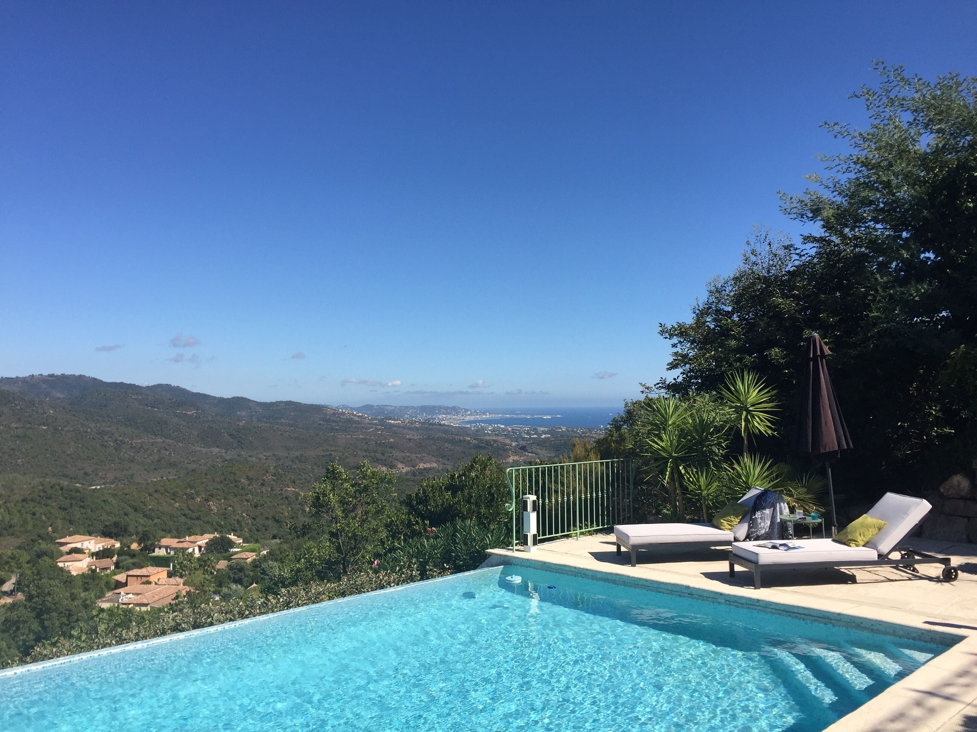 Large stylish apartment with sea views over the Bay of Cannes and infinity pool