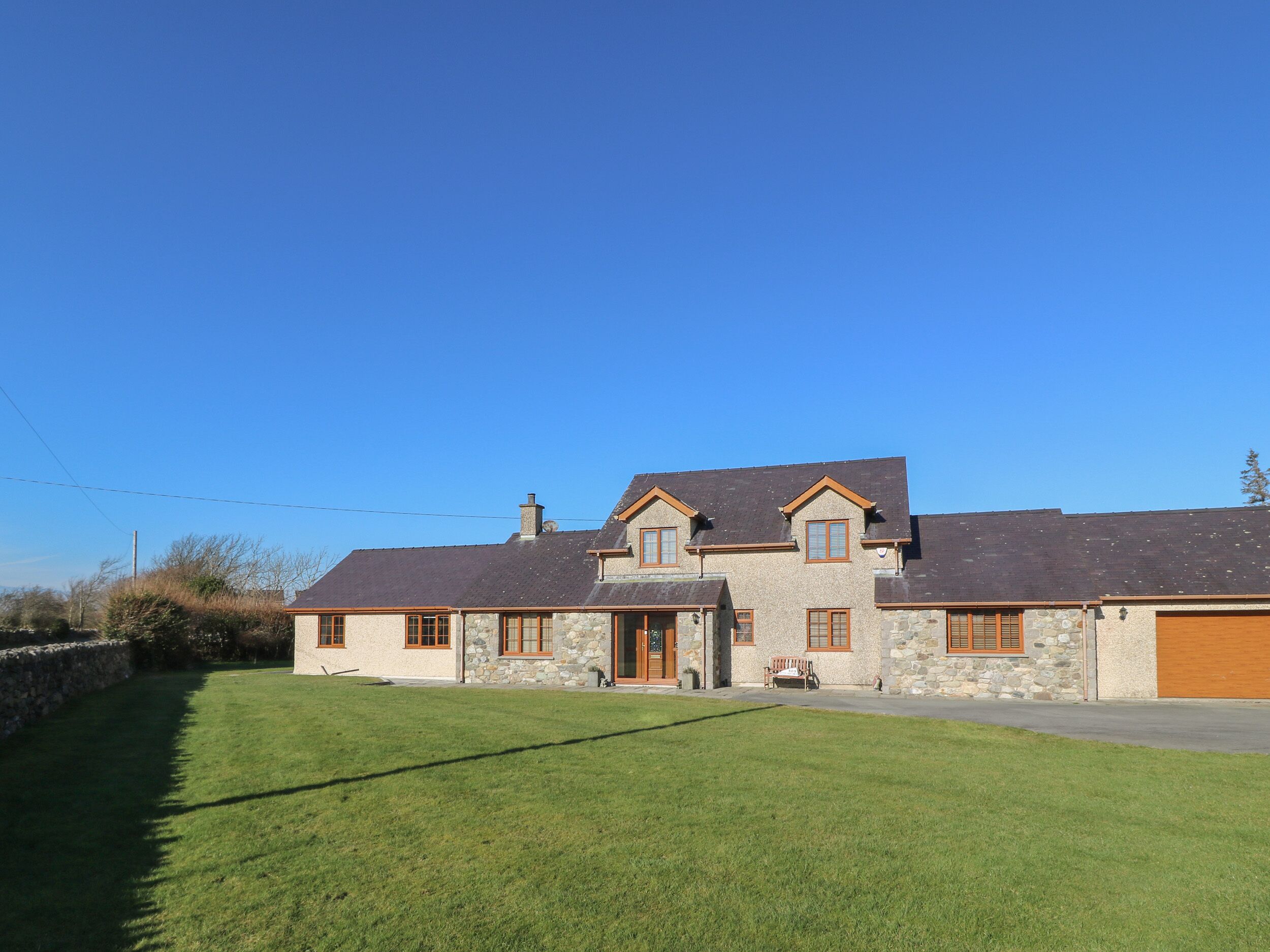 AFON RHOS BACH, romantic, with a garden in Llanrug