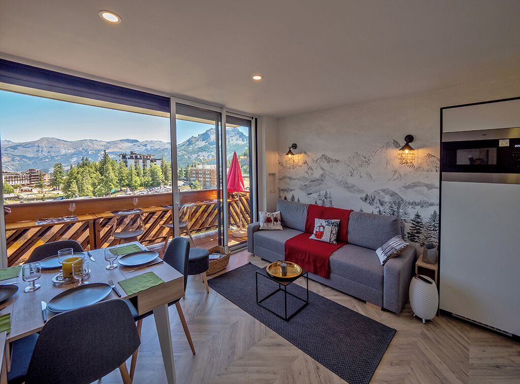 Pra Loup 1600 at 50M from the slopes Large balcony with mountain view with meal tablets