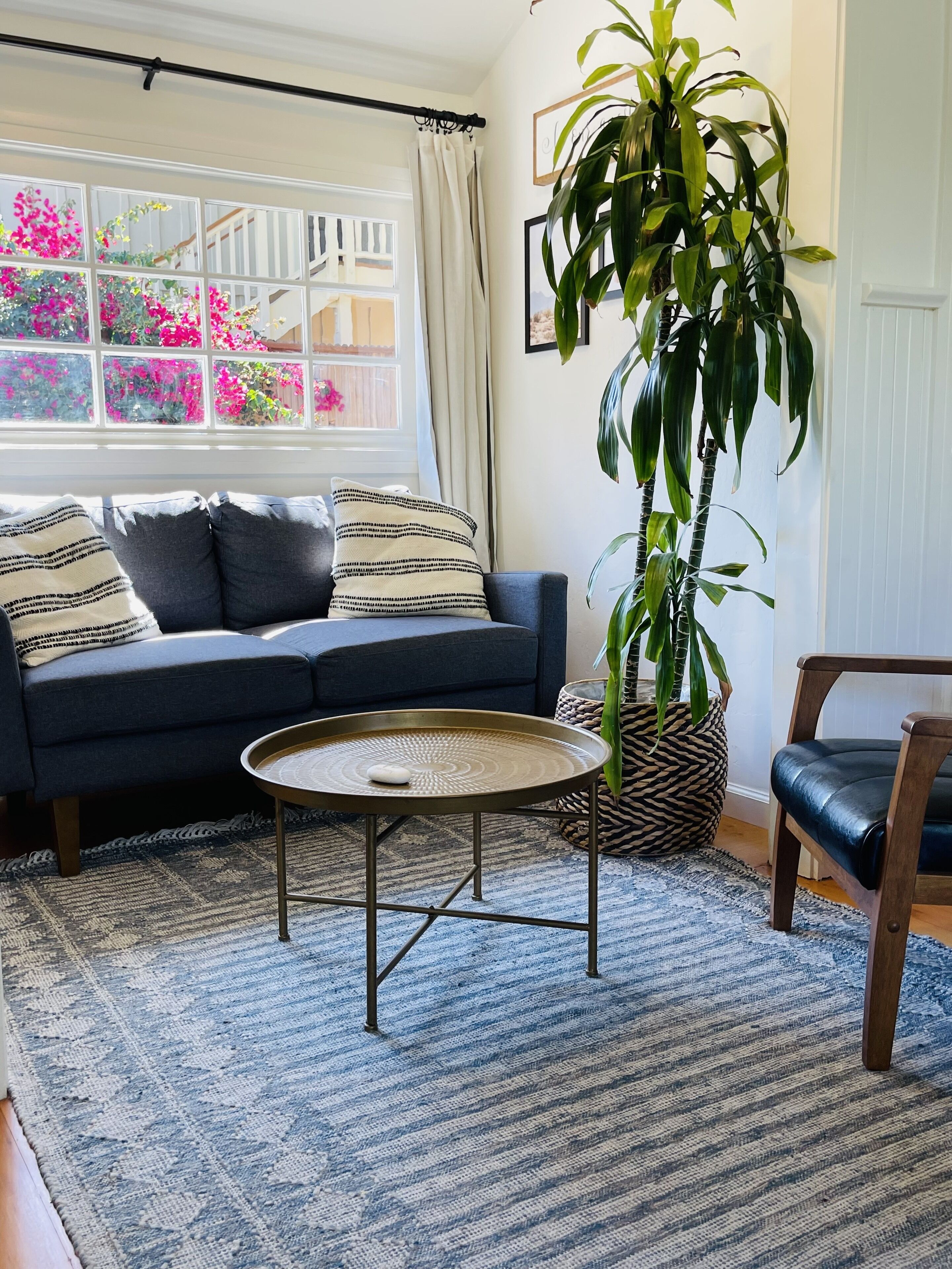 Private Detached Cottage in Prime Downtown Location, Private Yard