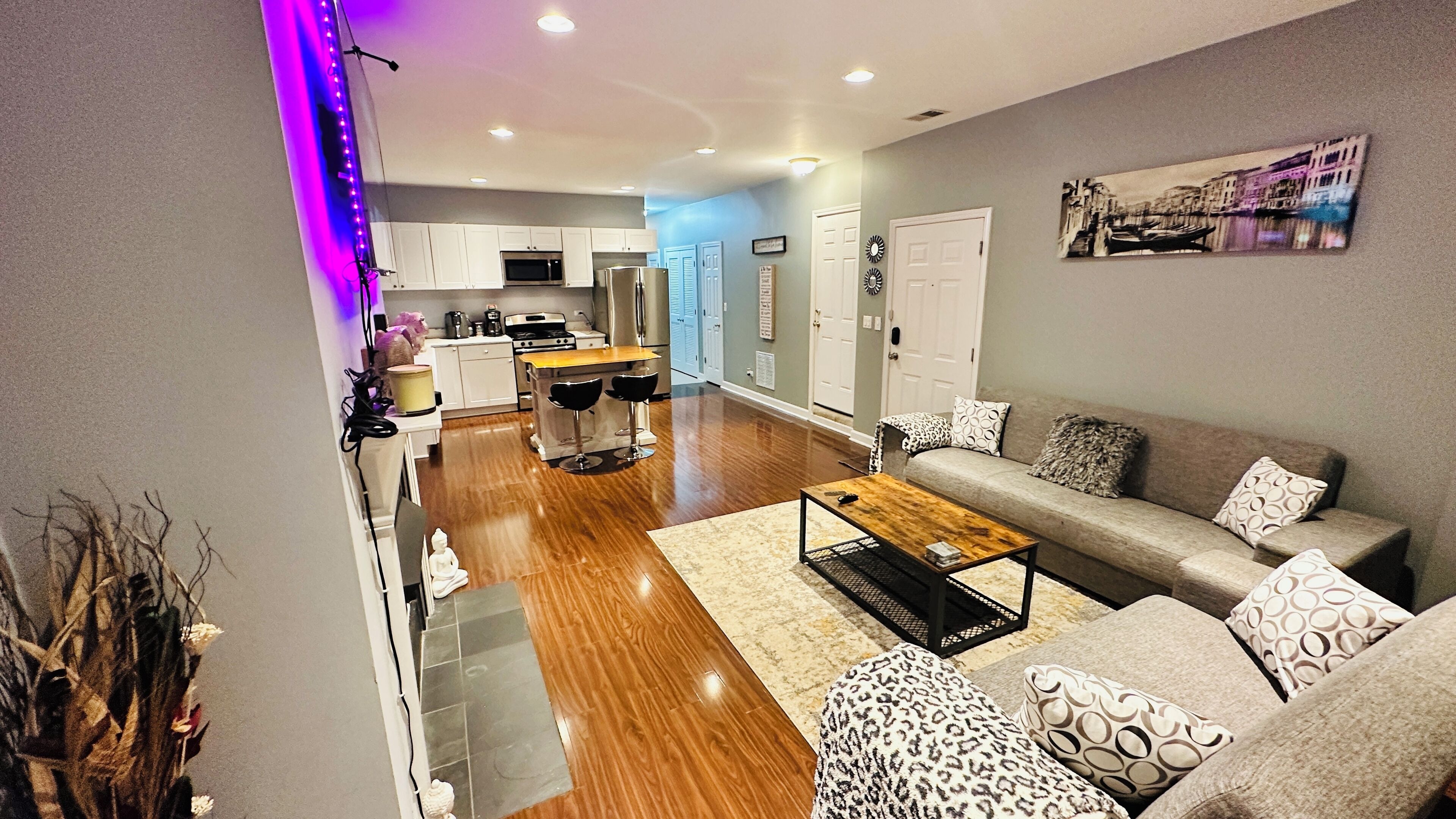 Beautiful condo apt near O'Hare/ORD & Blue Line 2BR 2 BT