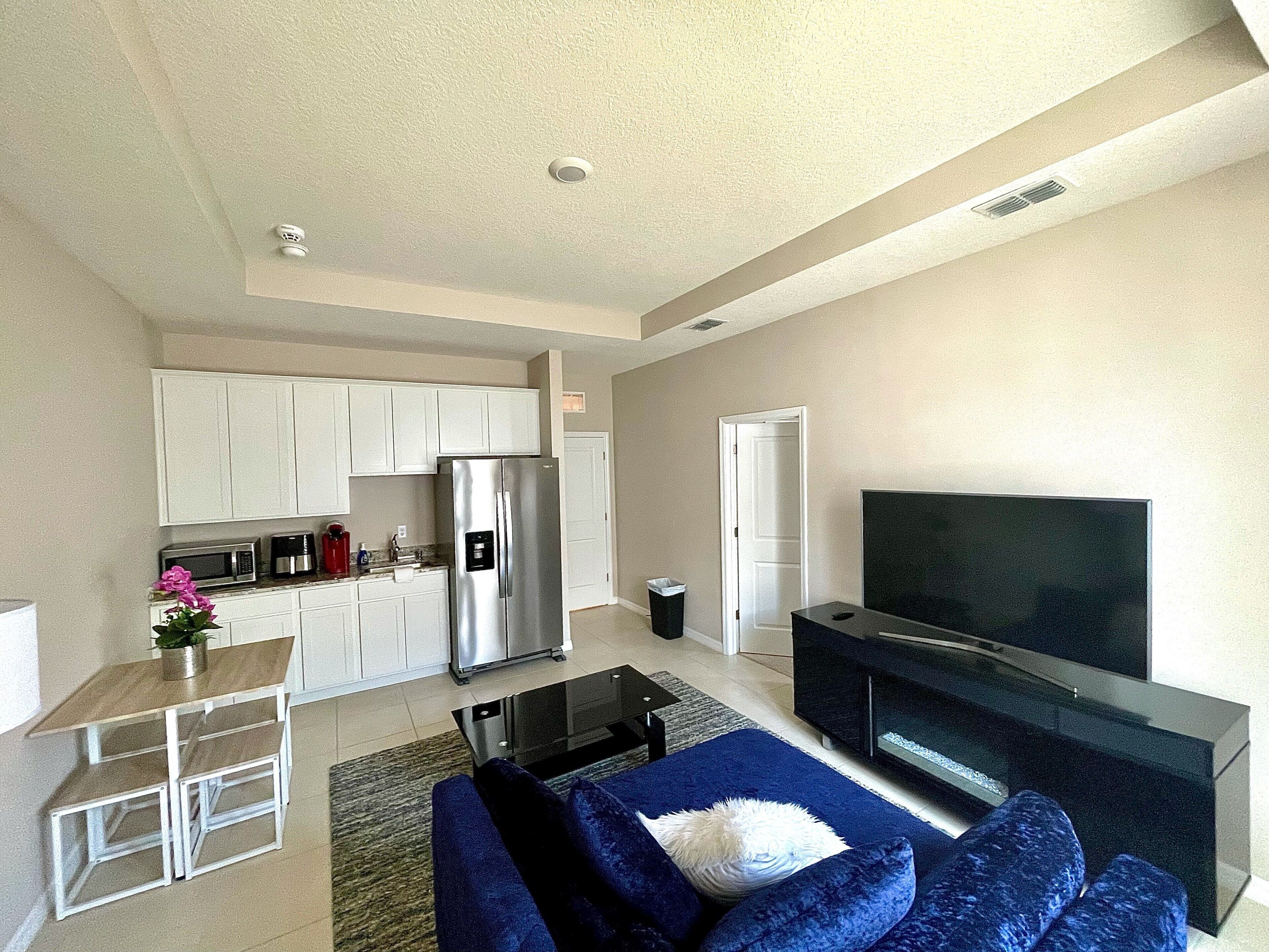 Apartment near the Beach 1 BD/ 1 BA, W/ Parking