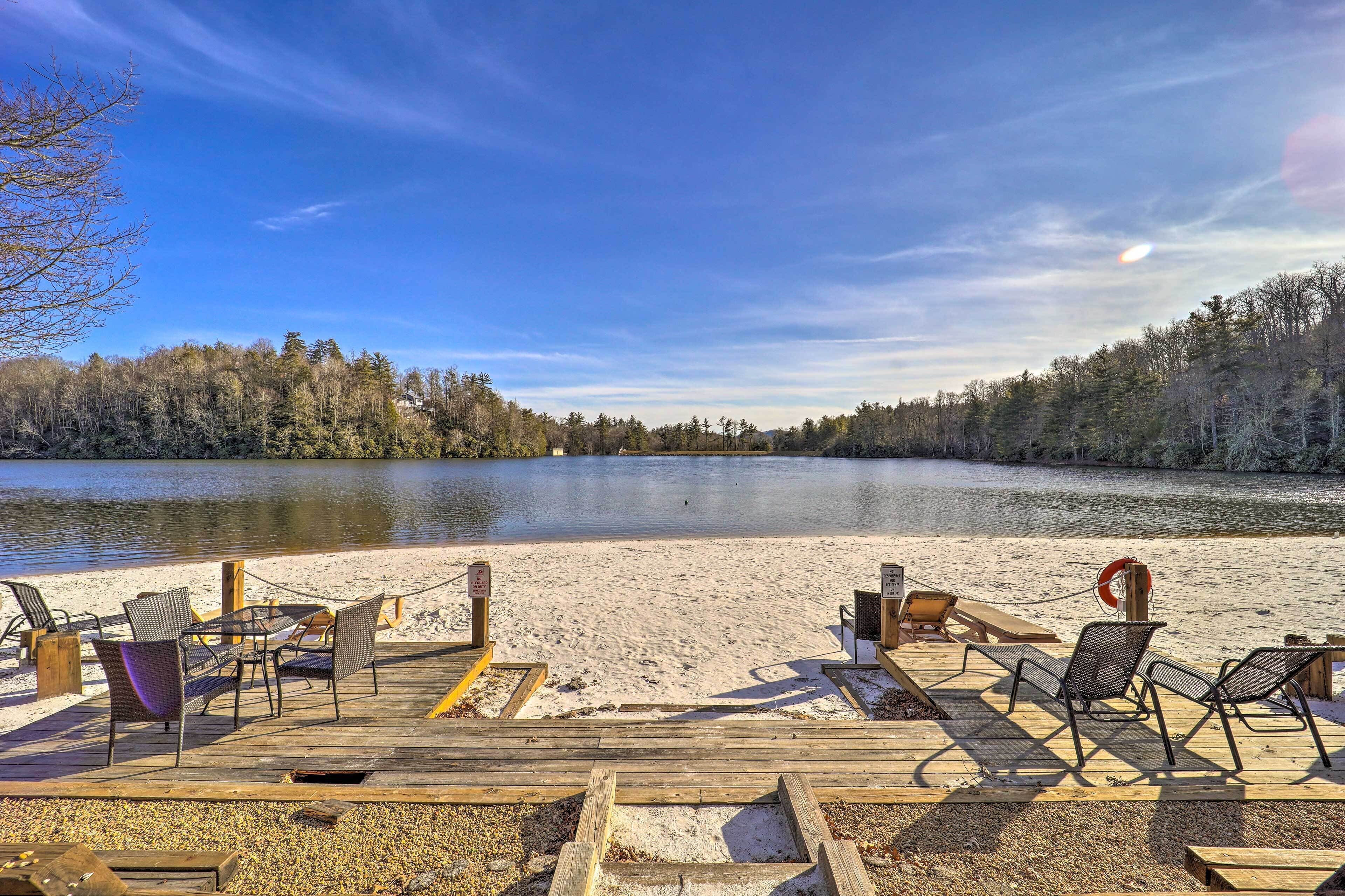 Cozy & Modern Newland Cabin w/ Fire Pit & Deck!