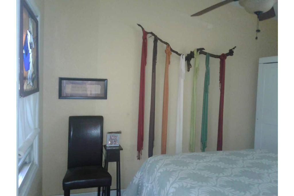 Hilltop Guesthouse w/Screen Porch & Views!