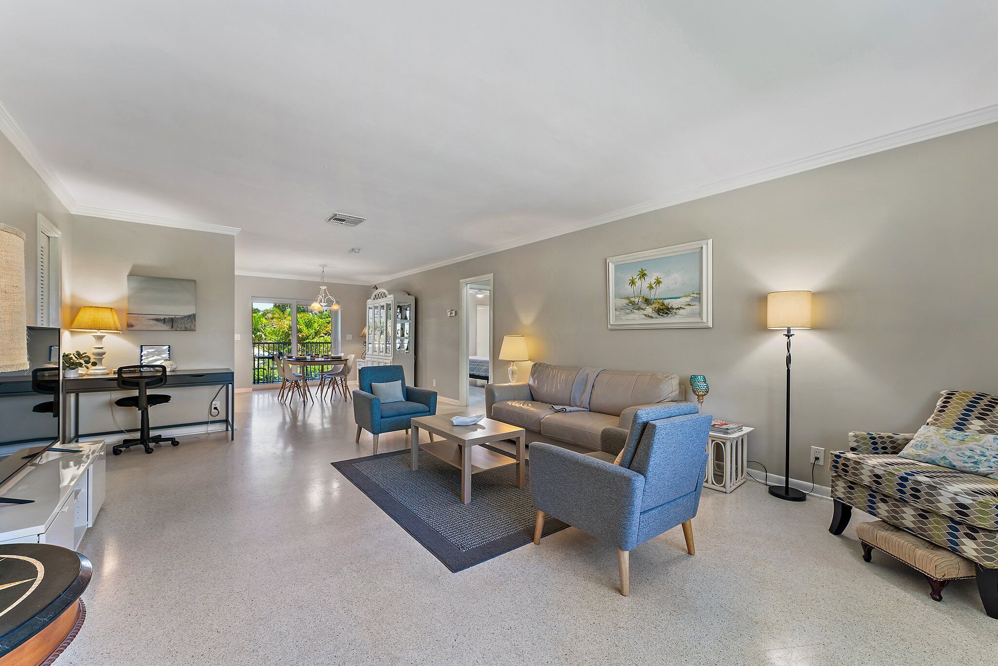 Large Updated Beach Apartment with a Patio