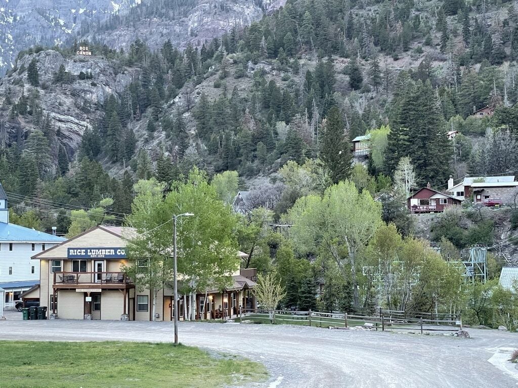 Almost 2000 sq ft! 500 MBPS! Huge private deck! On River! Amazing Mtn Views!