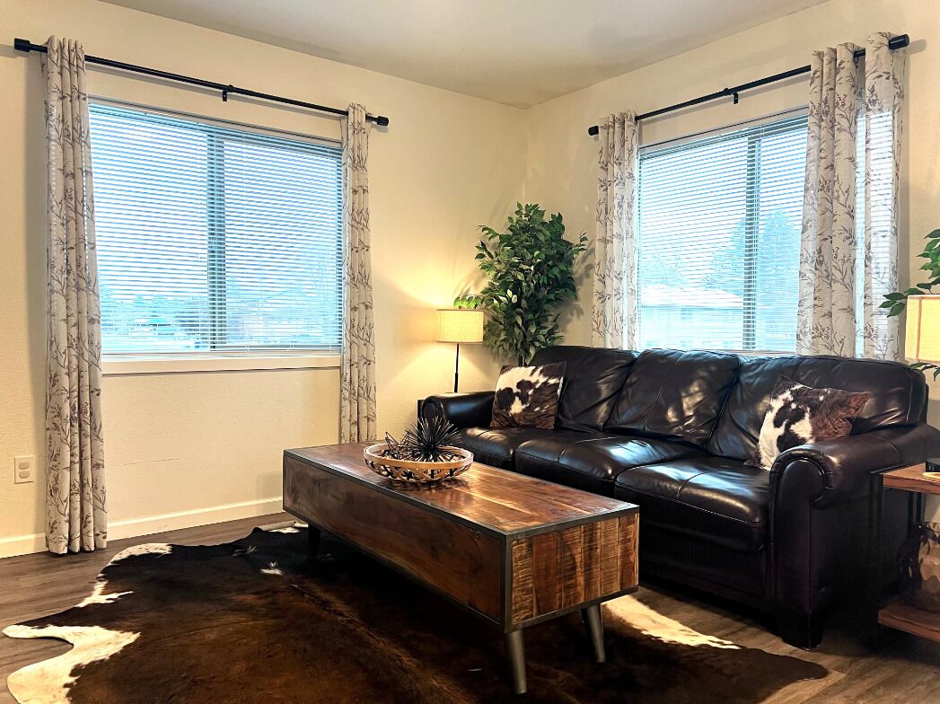 NEW, modern, King Bed, wifi, FREE Parking, Trails