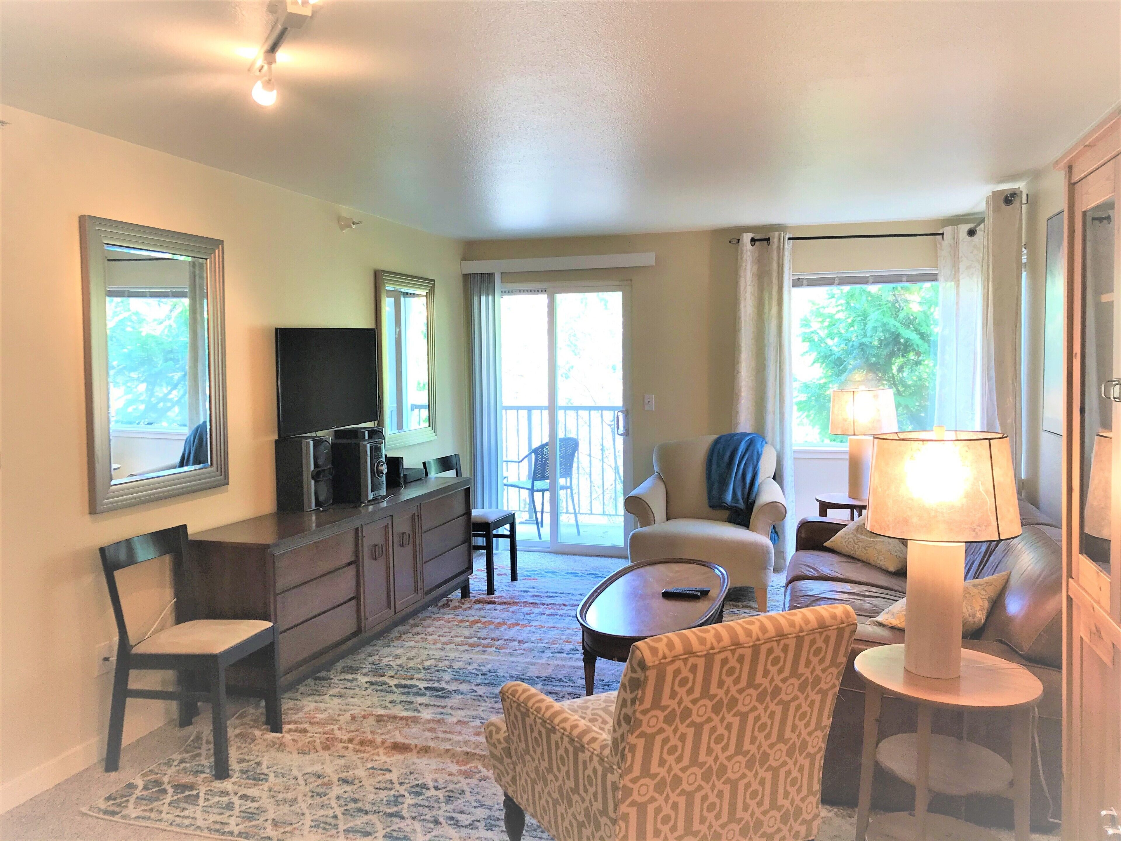 Beautiful condo w/ amenities downtown Issaaquah close to everything!