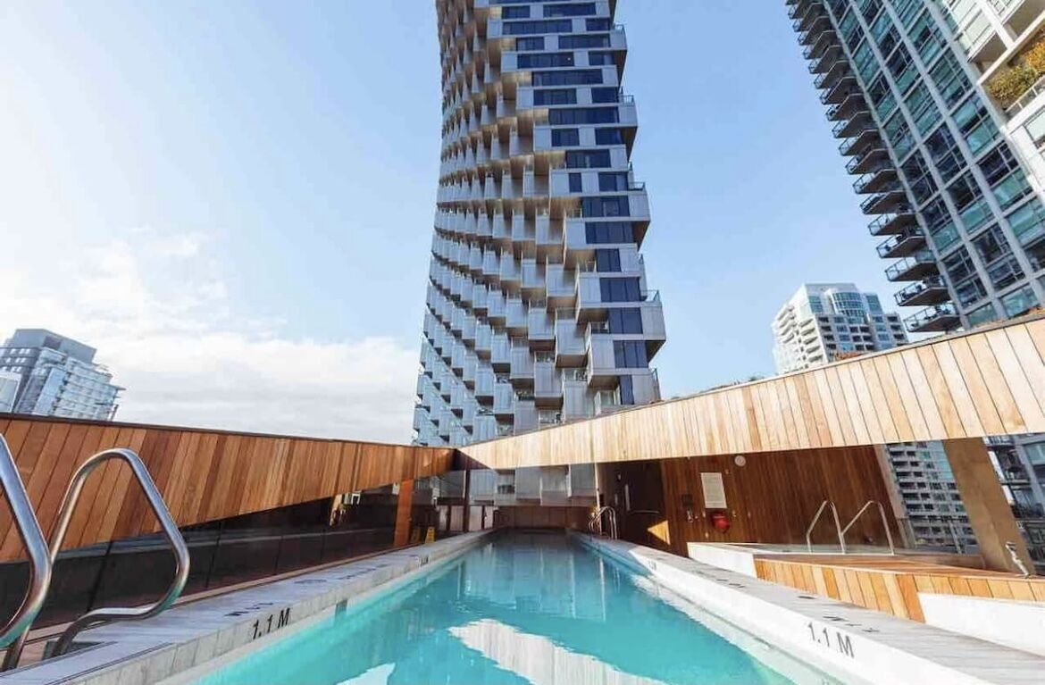 Lux 1 bdrm private condo in Vancouvers most iconic building w AC and pool/gym