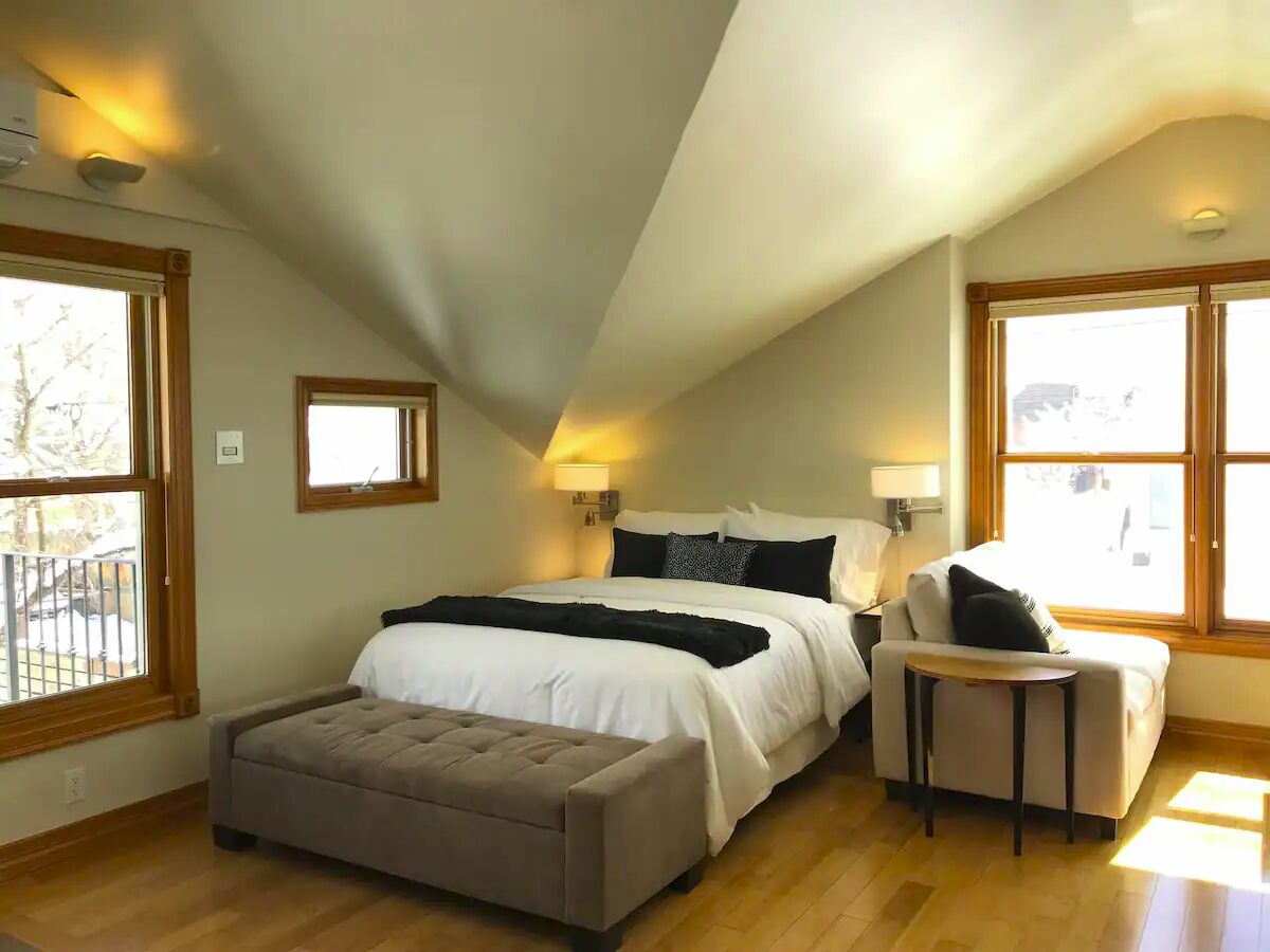 Bright Open Studio 3 blocks to Pearl Street - A Sweet "Pool Suite" downtown.