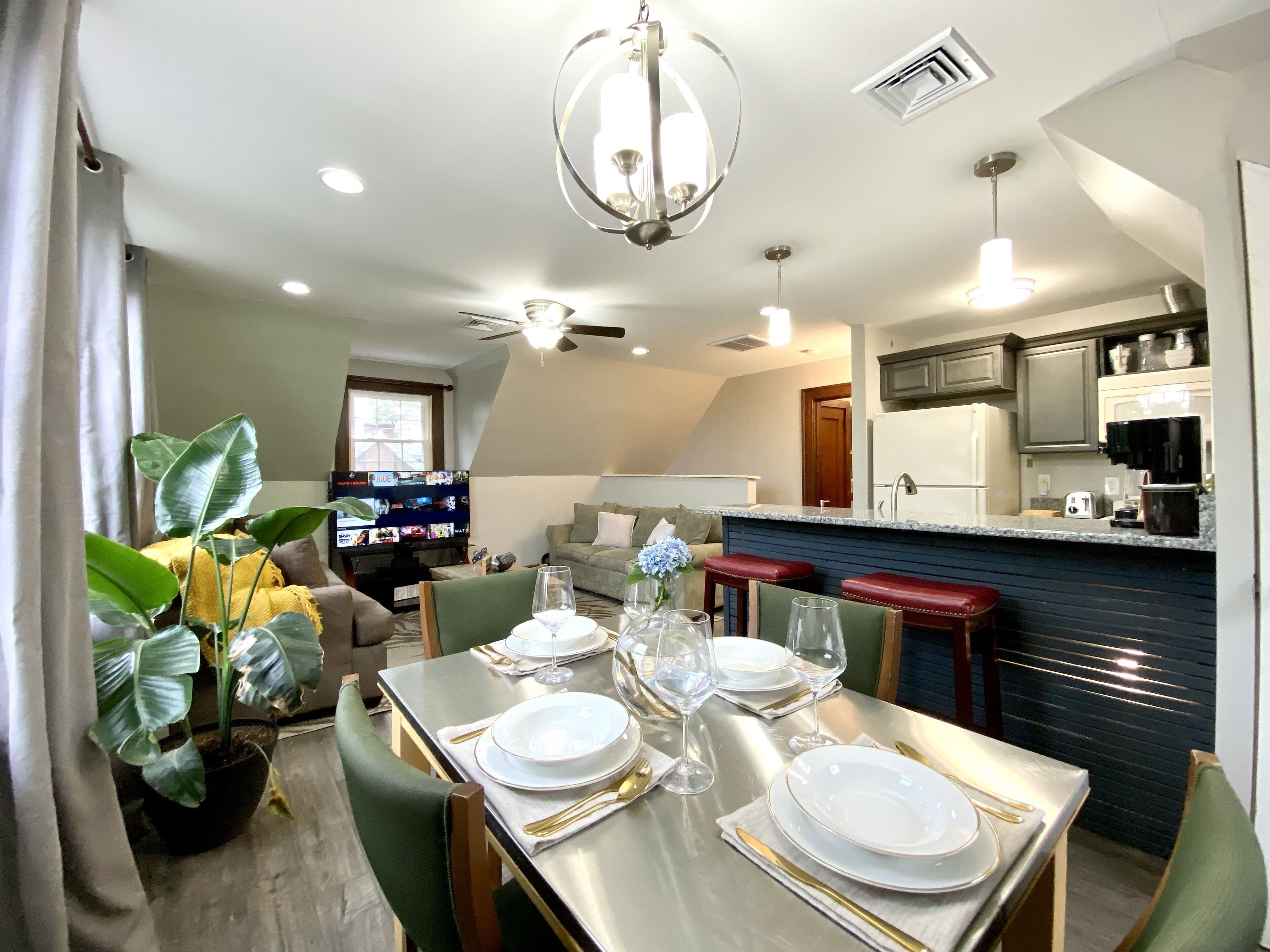 Safe & Trendy Historic Midtown 3rd Floor Riverview Apartment