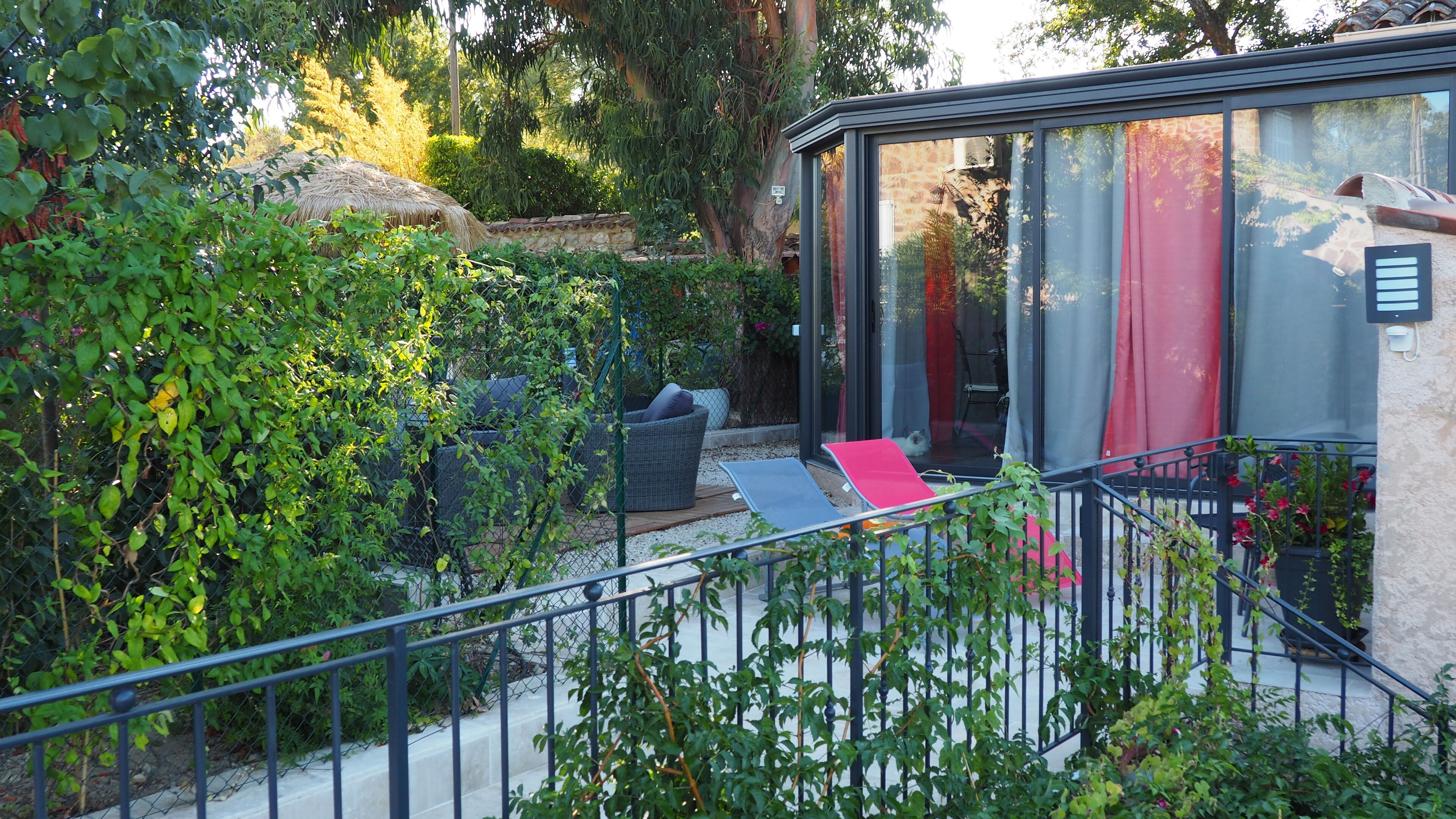 L'Eucalyptus, mazet not overlooked, beautiful private outdoor space