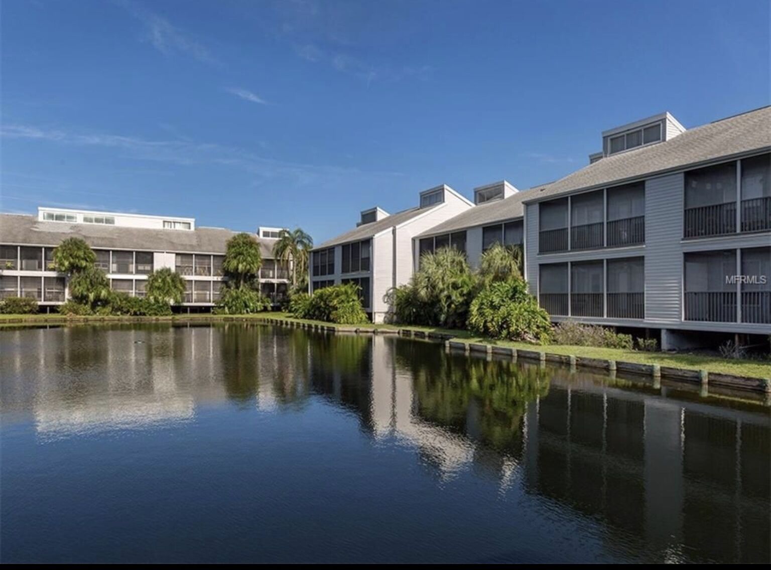 Beautiful Condo- ideal location
