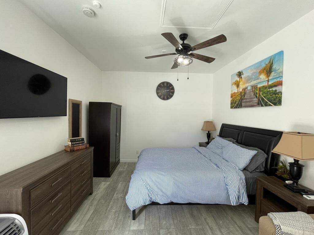 Beautiful Private Studio with Parking and Laundry