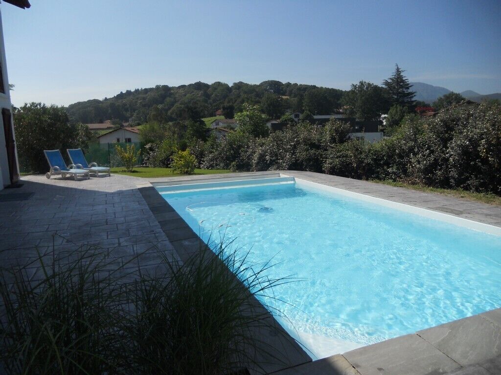 T2 apartment with pool access