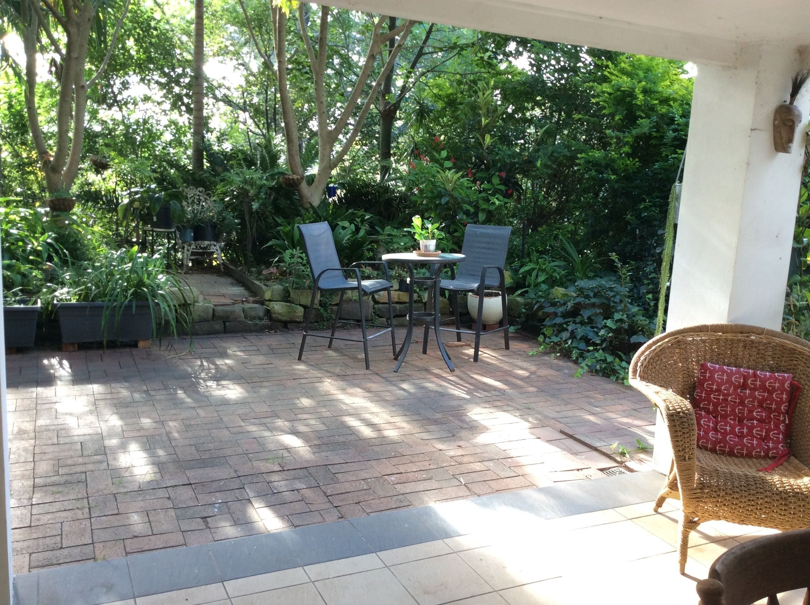 Studio flat in Leafy suburb close to city