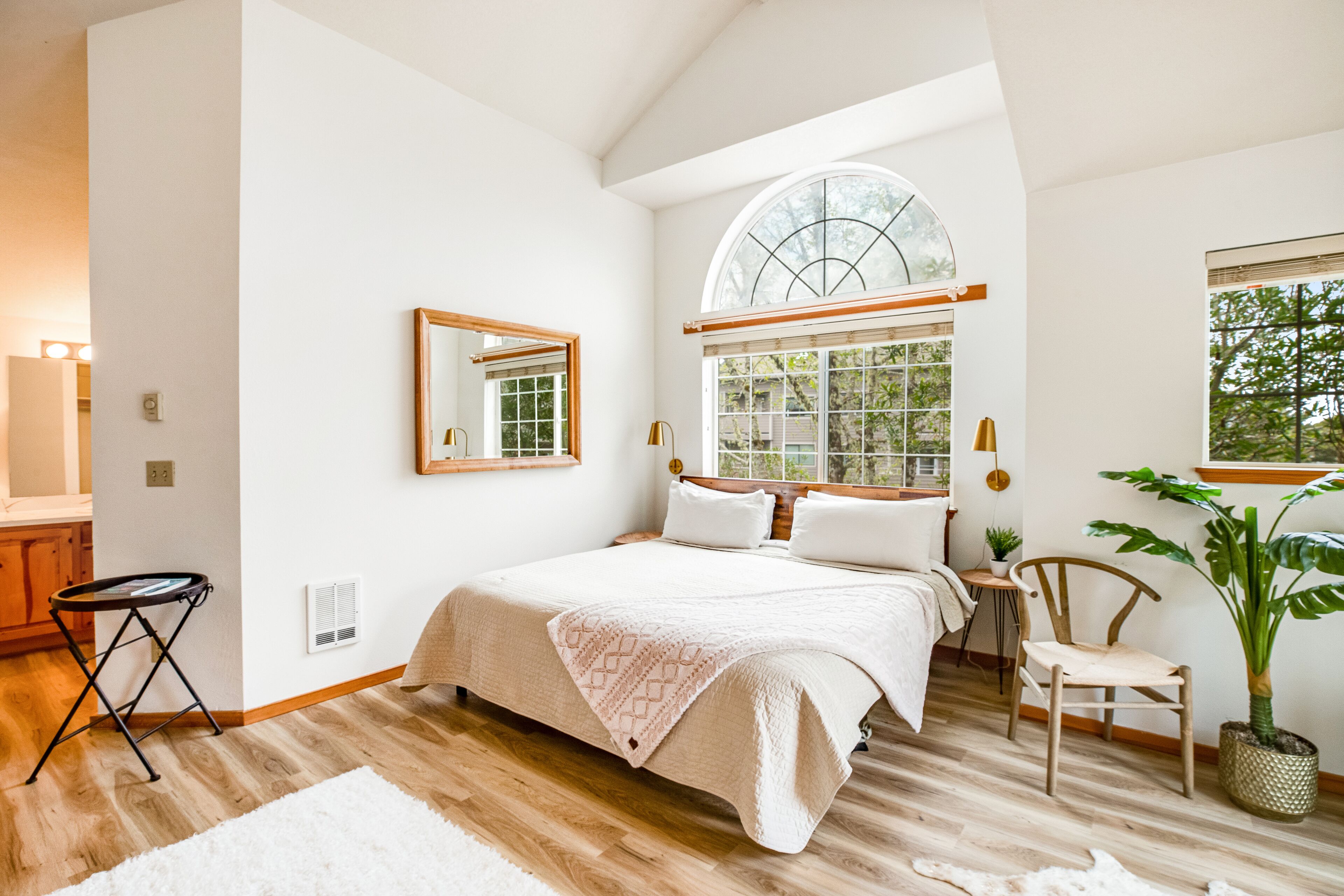 Condo with high-speed WiFi, gas fireplace, and washer/dryer
