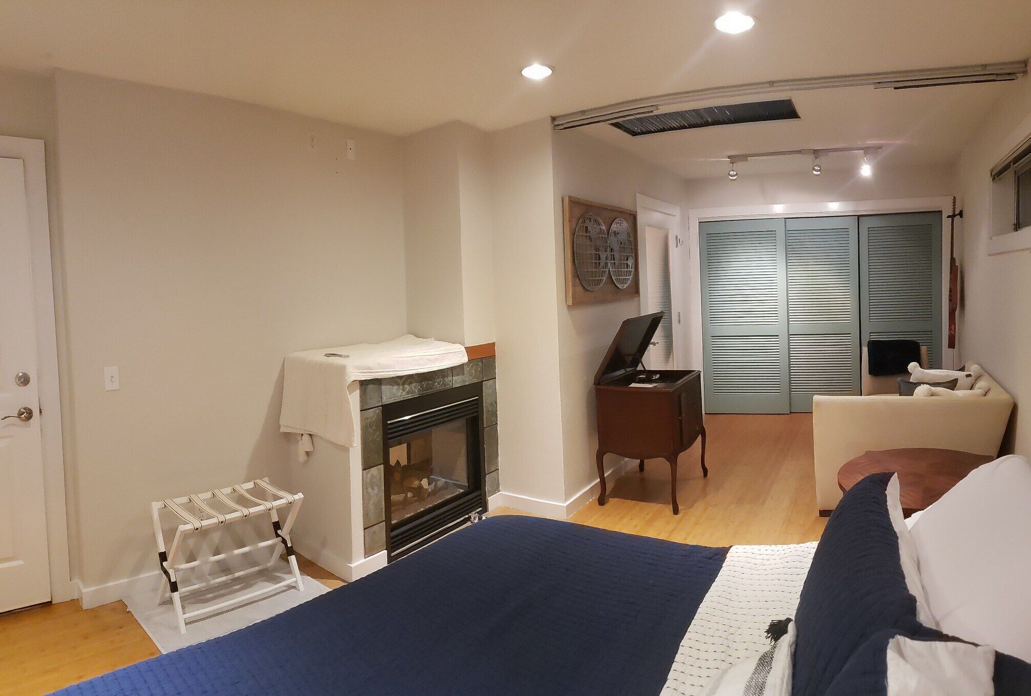 Be where the action is... Historic downtown condo in the center of Friday Harbor