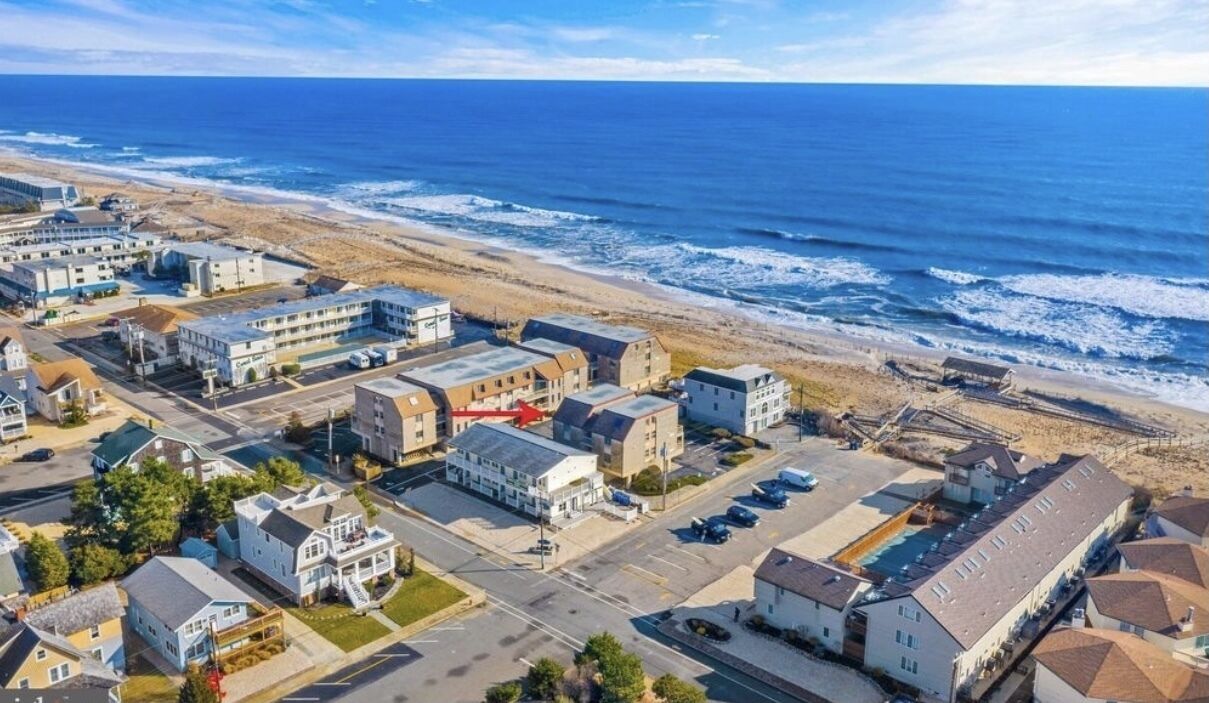 2 bed 2 bath condo with ocean views, badges, 50’ to beach, Pearl St. Beach Haven