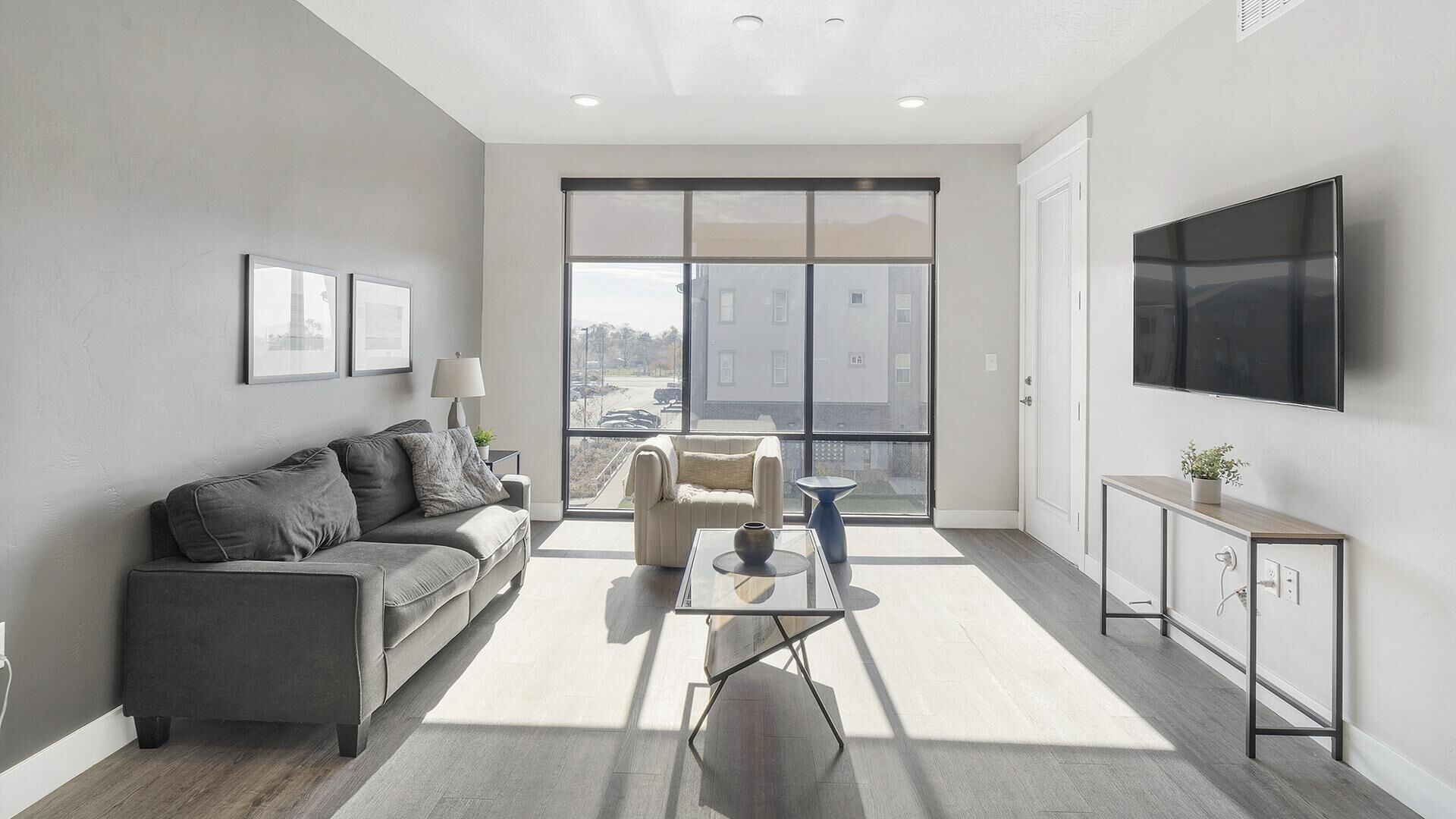 Modern Apartment in Prime Location (ID7676X8)