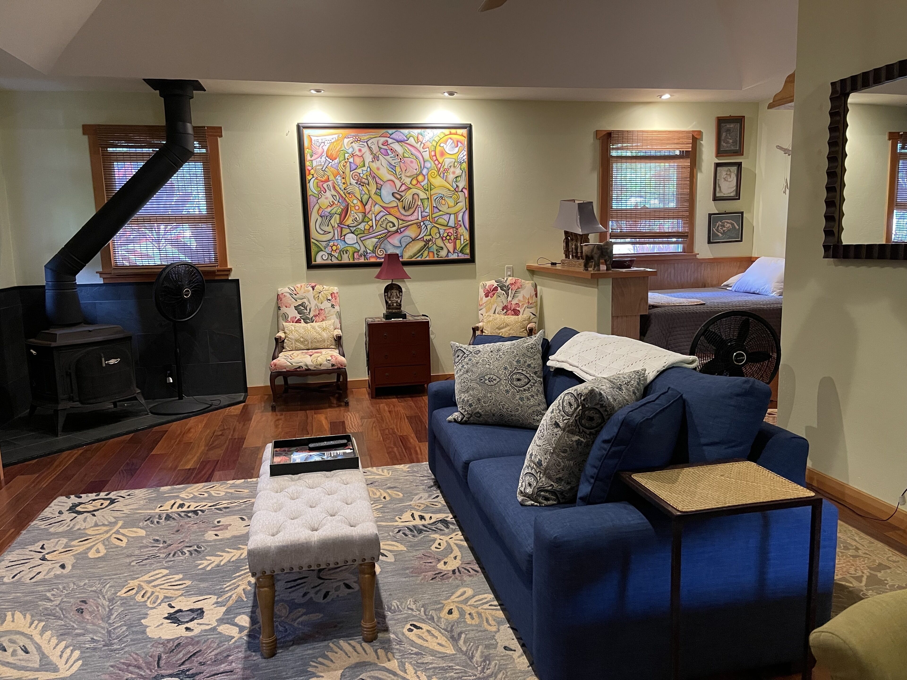Sweet White Pineapple Farmstay, walk to a secluded beach, RENTAL CAR AVAILABLE