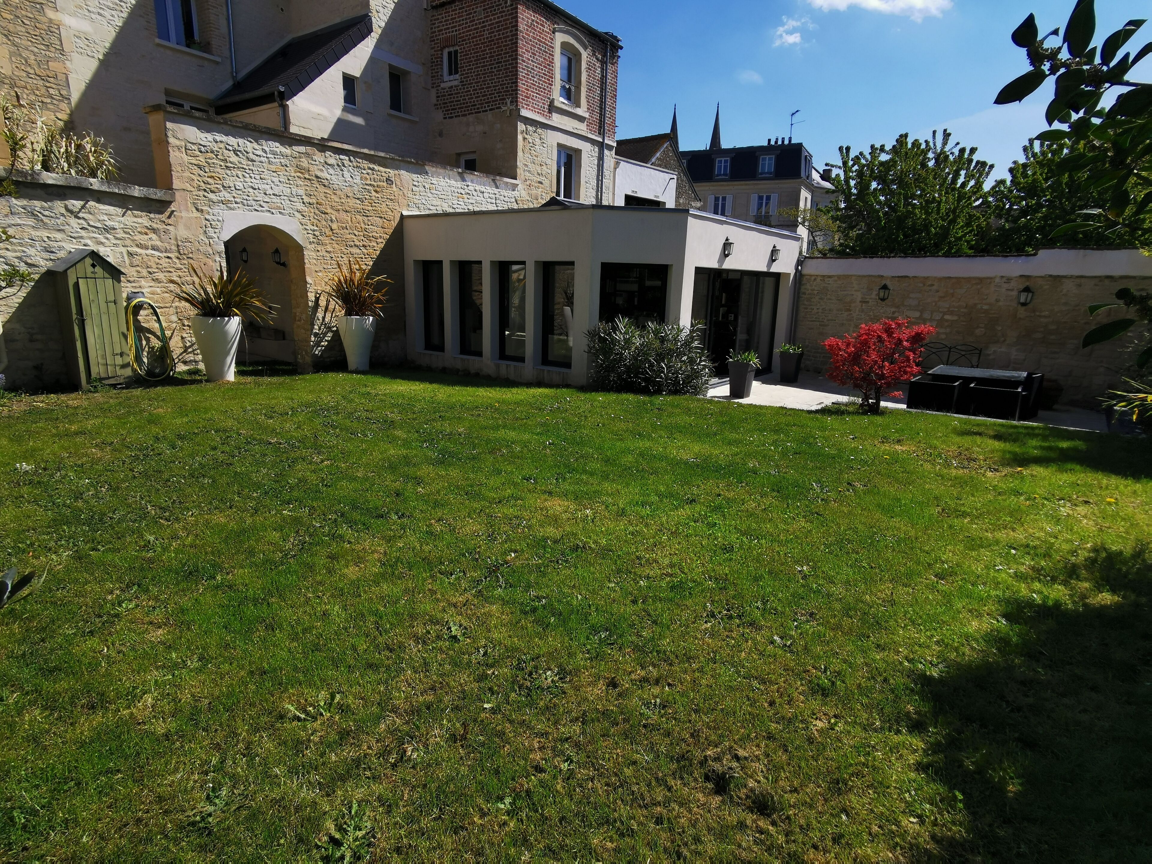 F3 with garden near the hyper centre