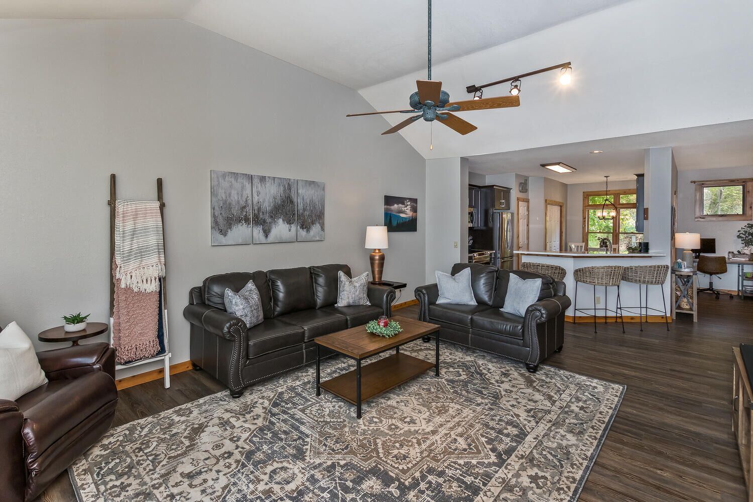 Beautiful Mountain Views~Comfortable and Stylish Home~