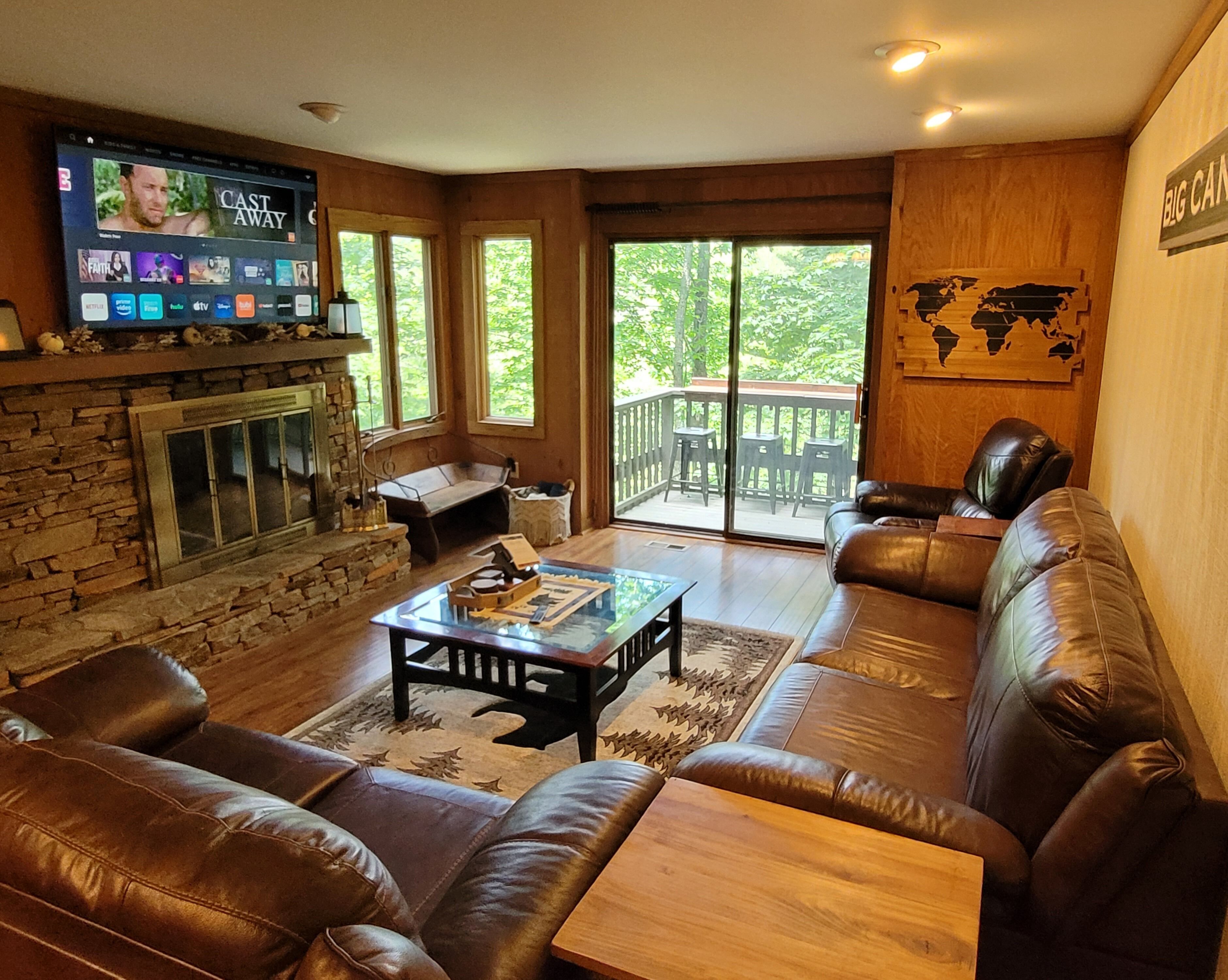 Relaxing 2-Bedroom Mountain Condo - Rockslide View