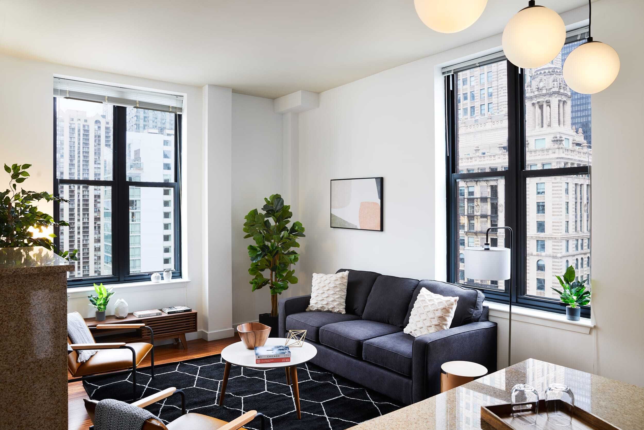 Beautiful Corner 2 Bedroom in the Loop | Roof Deck