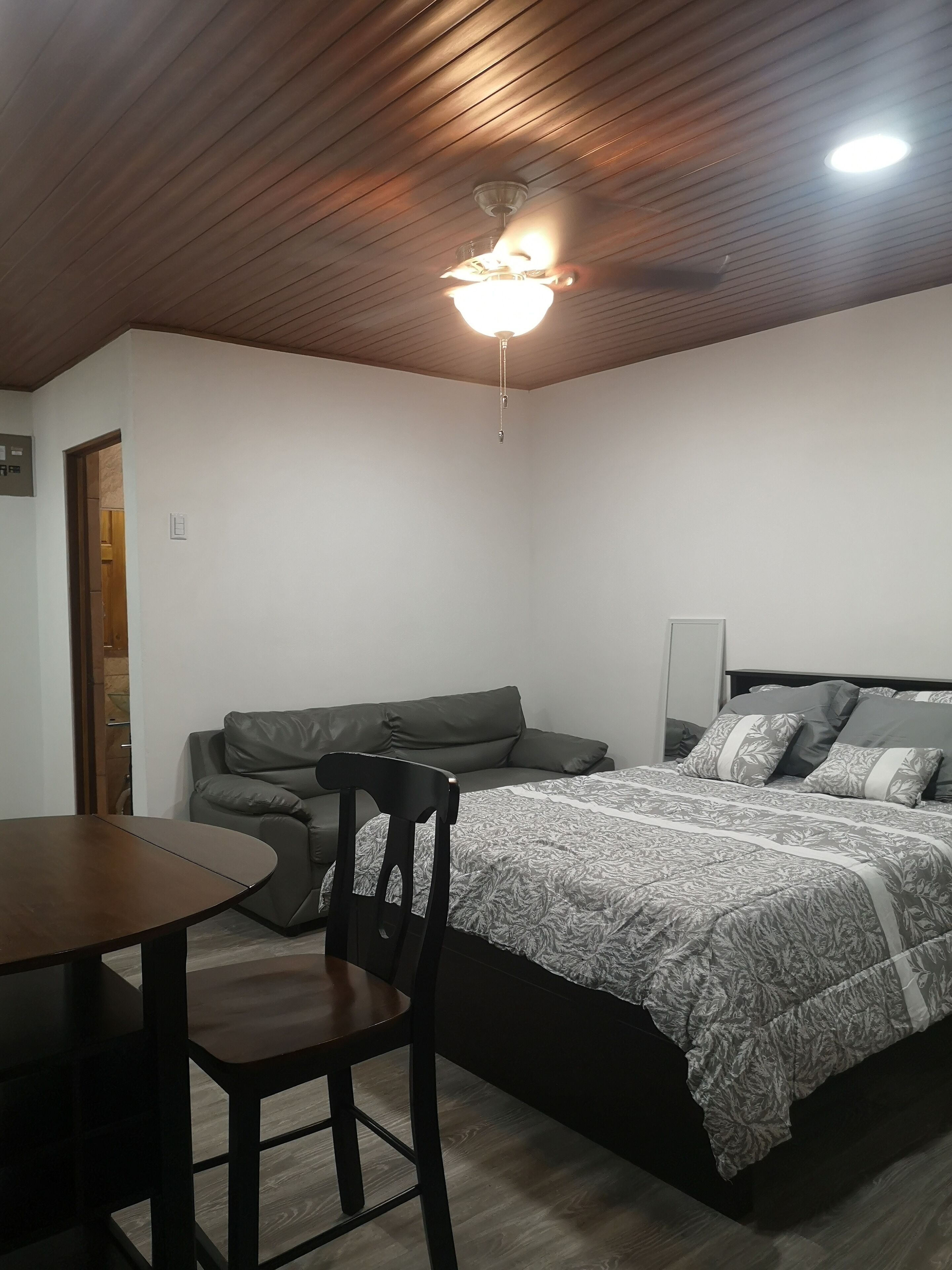 Modern Studio Clean Safe Area Fast Wifi with Patio