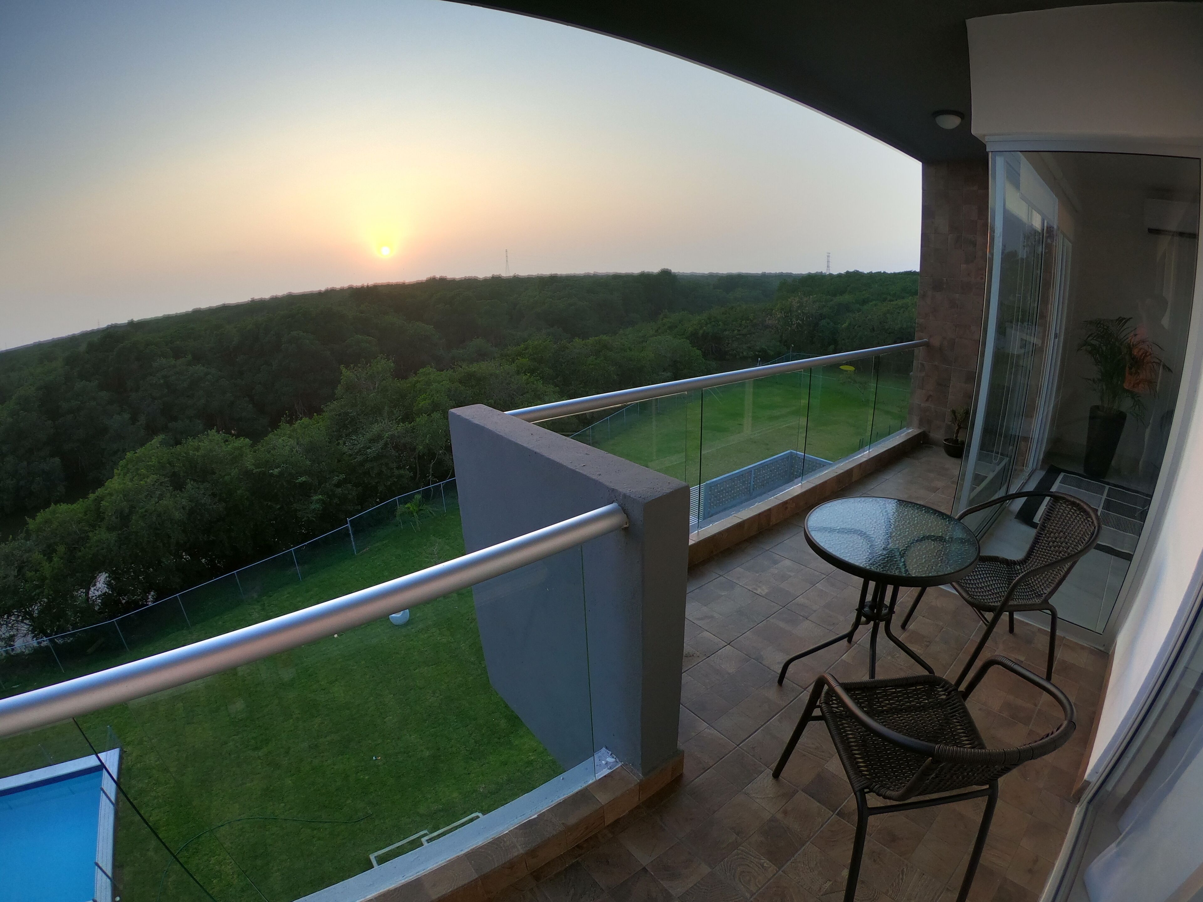 Sunset Penthouse con vista al río y manglar 3BD PH
