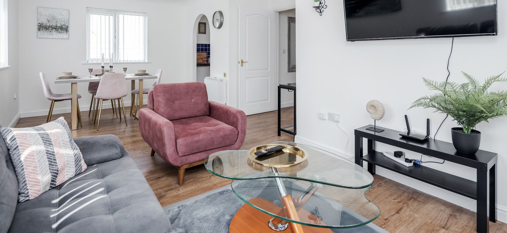 Dwellers Delight Living Ltd 3 Bedroom Flat ✪ Chafford Hundred ✪ Prime Location