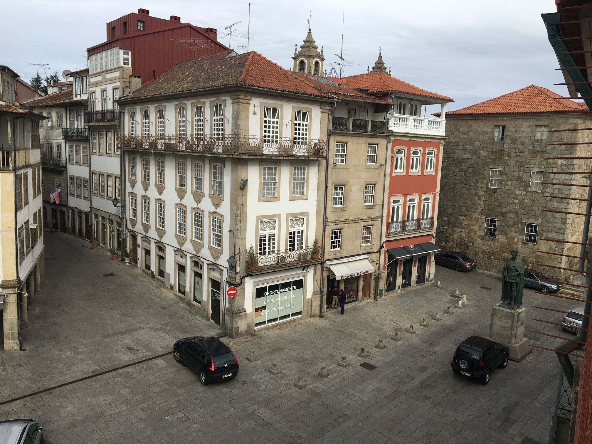 Apartamento na Praça Dom Duarte, 3º Andar com Varanda