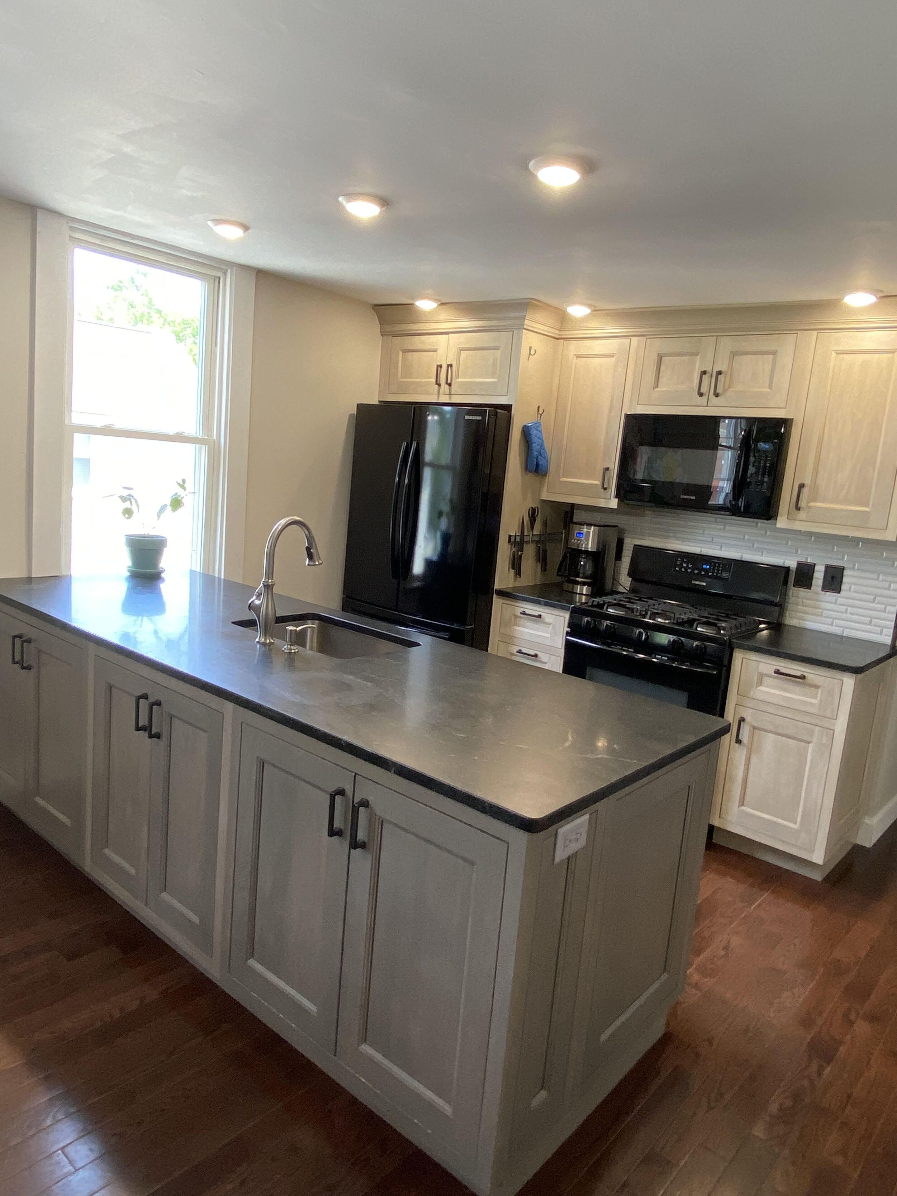 Cozy Apartment-Walk to Beekman, Broadway, Track