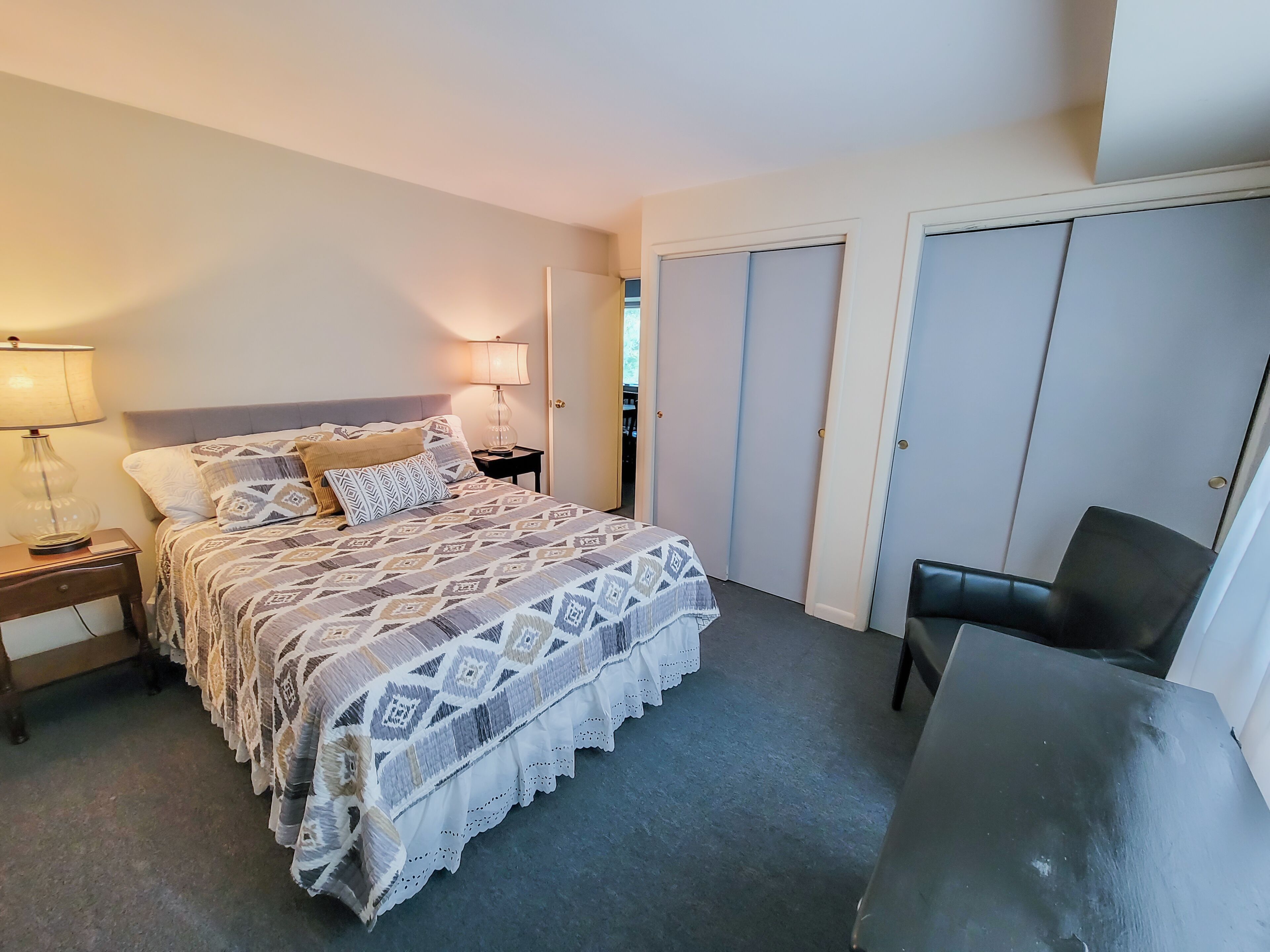 B25 * Comfy 2 BR * WiFi * SmartTV * FULL Kitchen * Parking * Walk Everywhere!