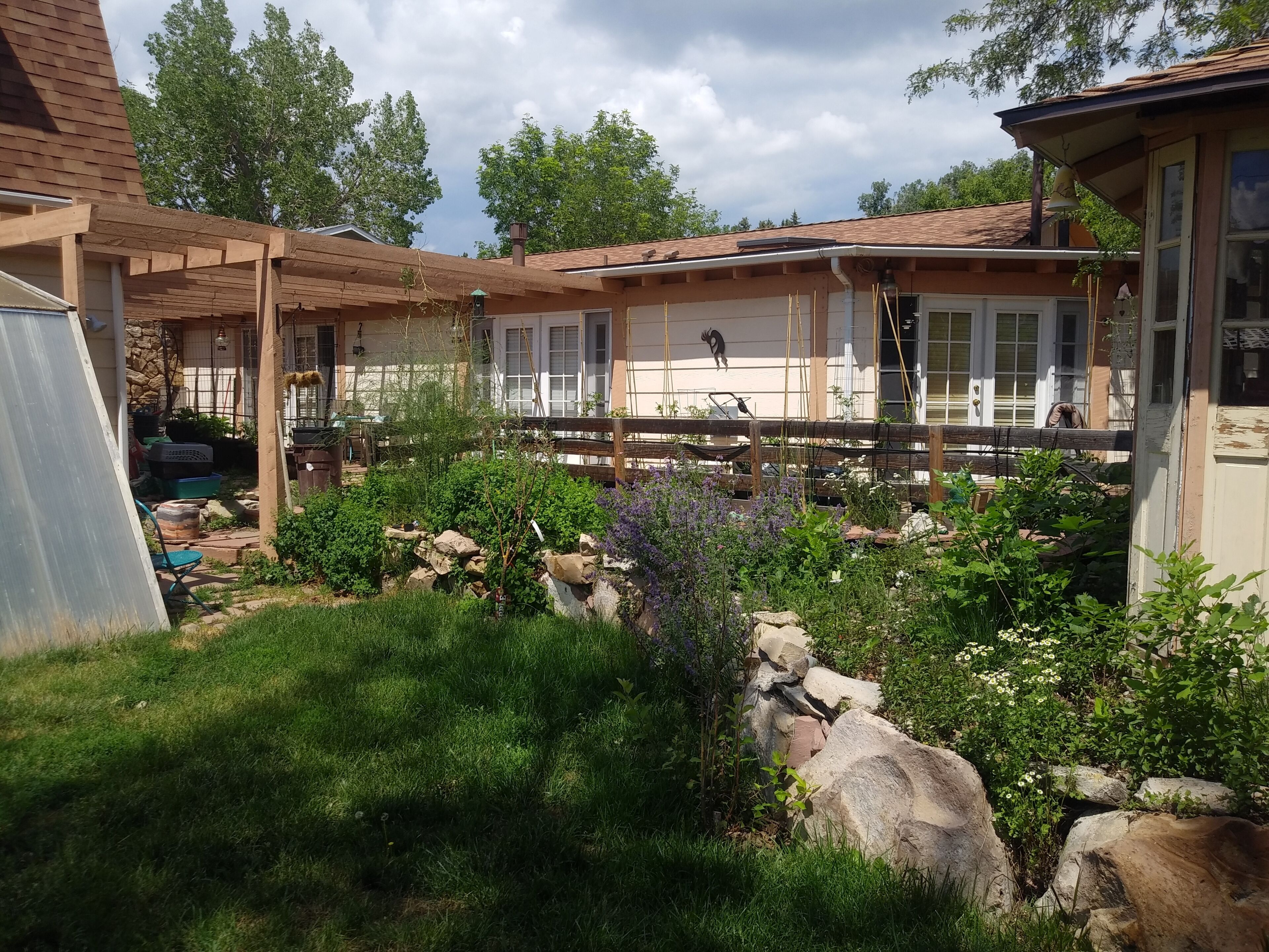 Cozy Basement Apt. Separate Entrance 30-day min. 