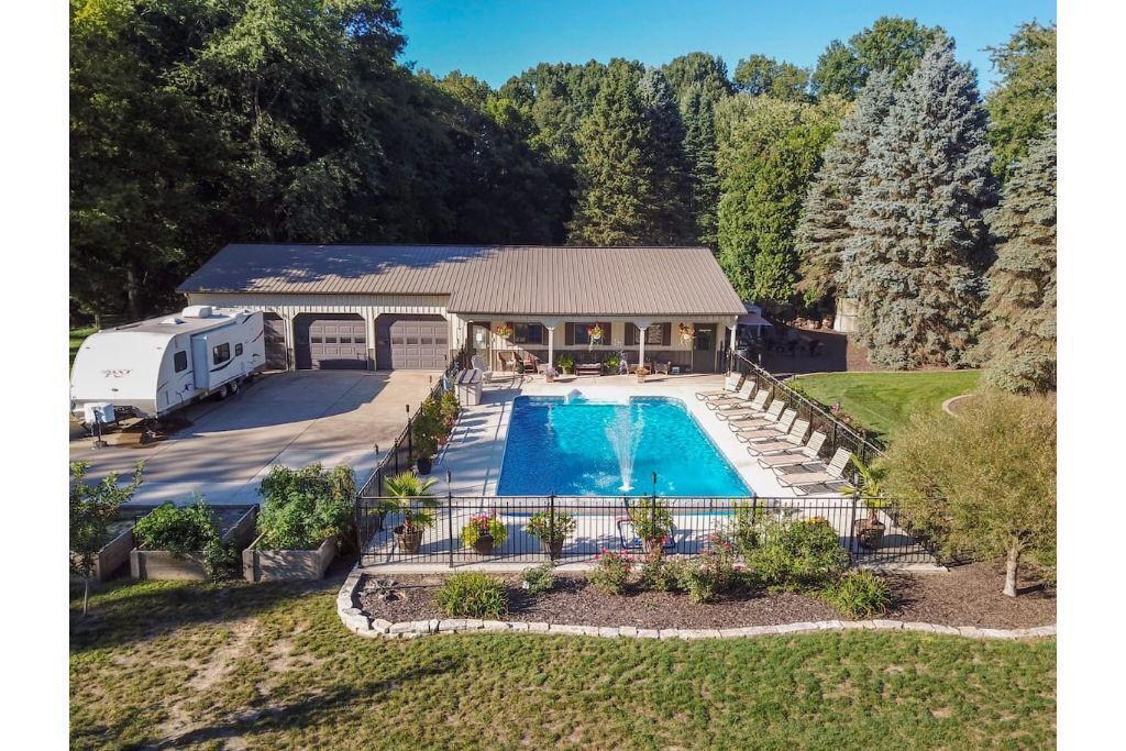 The "Pool Barn" w/Pool, Hot Tub,  Billiards & more near Indiana Dunes