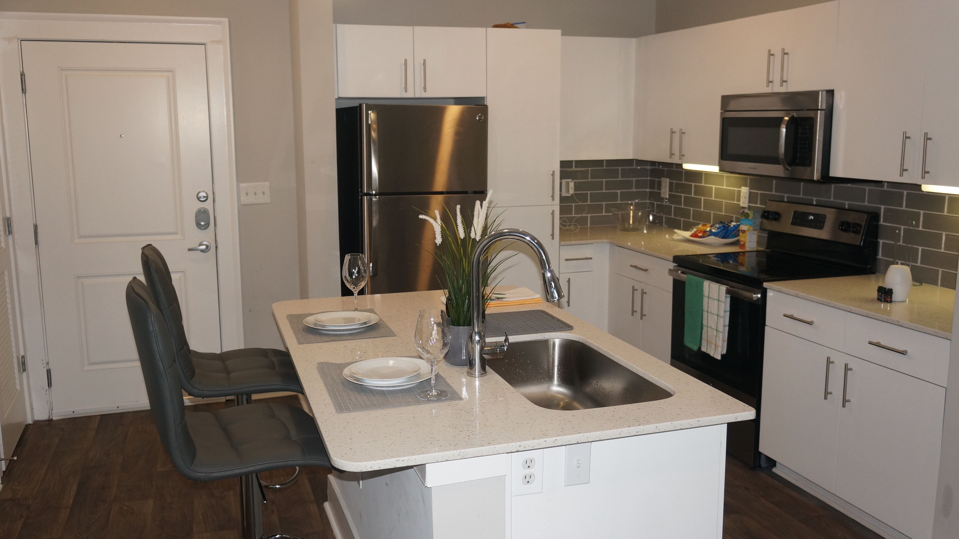 Modern Spacious Condo King Bed w.RoofTop Pool &Gym