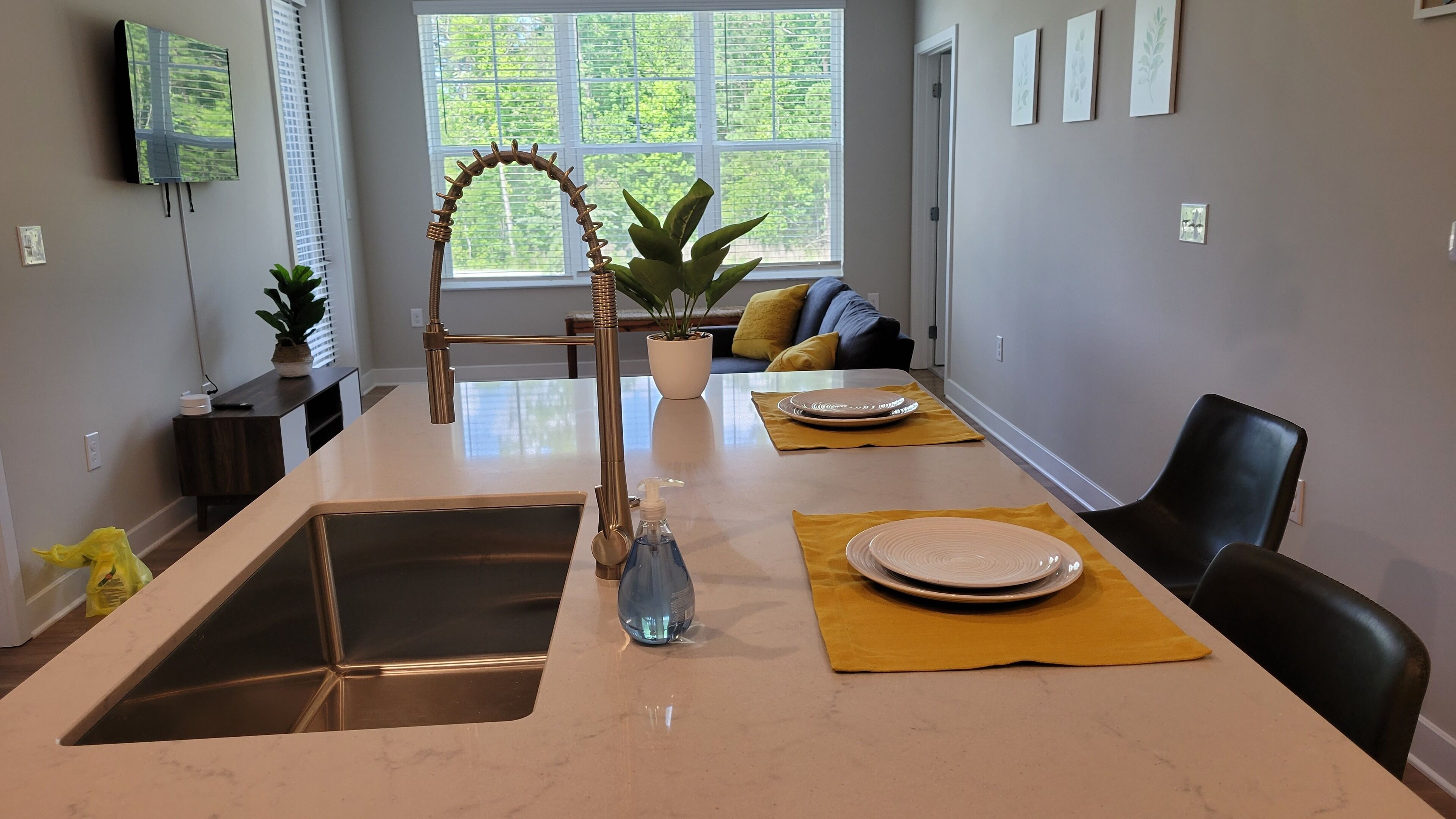 Cozy 2 BDR Apt with Pool and Gym Near RDU & RTP