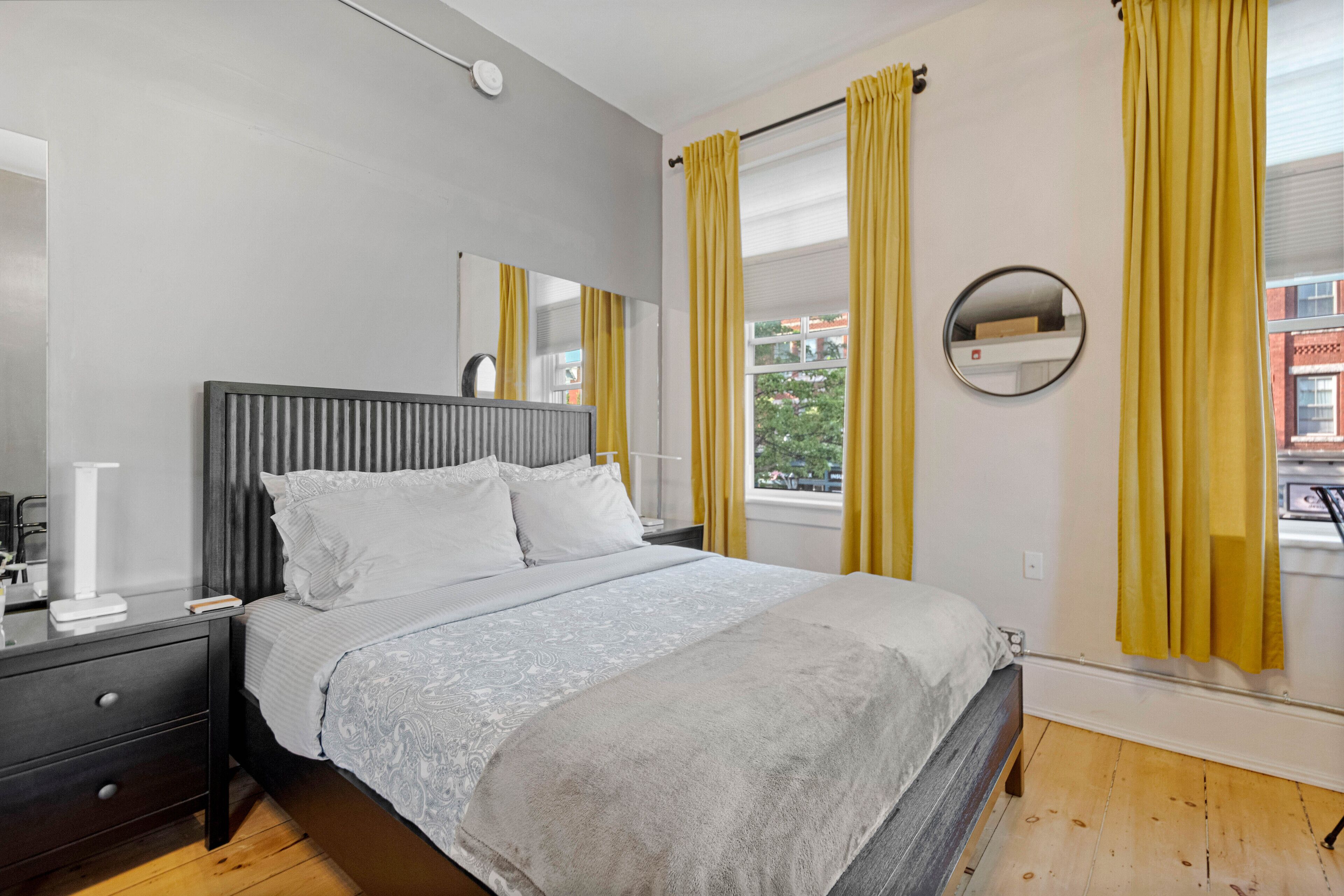 Luxe Studio 2 on Main Street- Luxury Steam Shower- Washer/Dryer, Kitchen