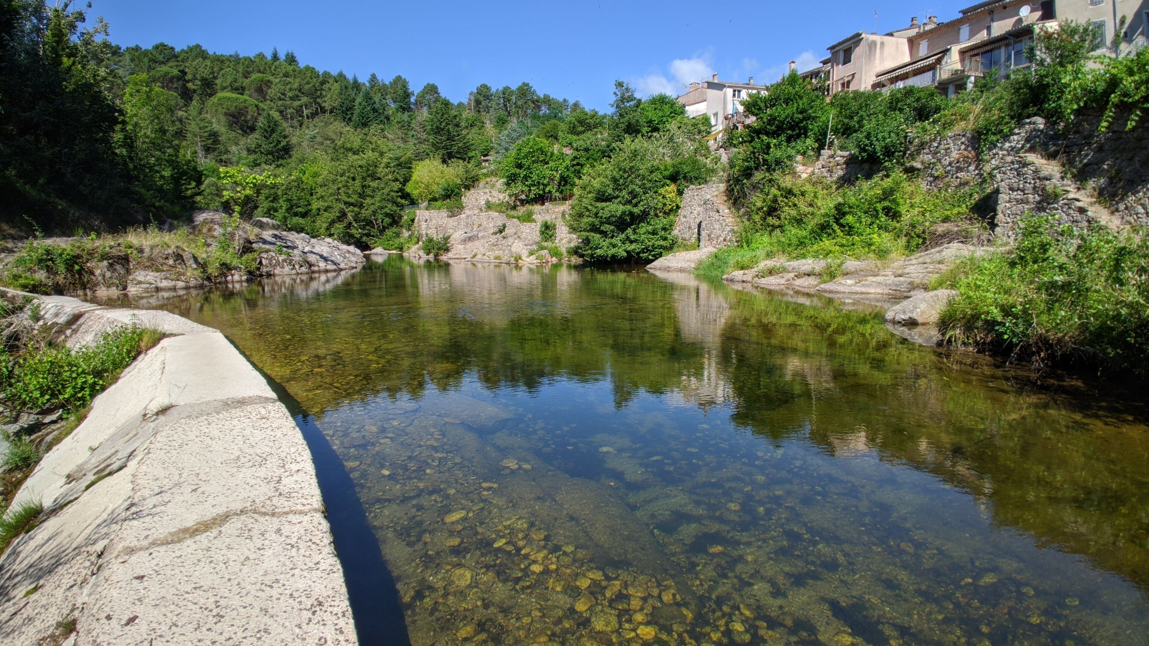 Apartment with panoramic terrace in the Cévennes and river access 