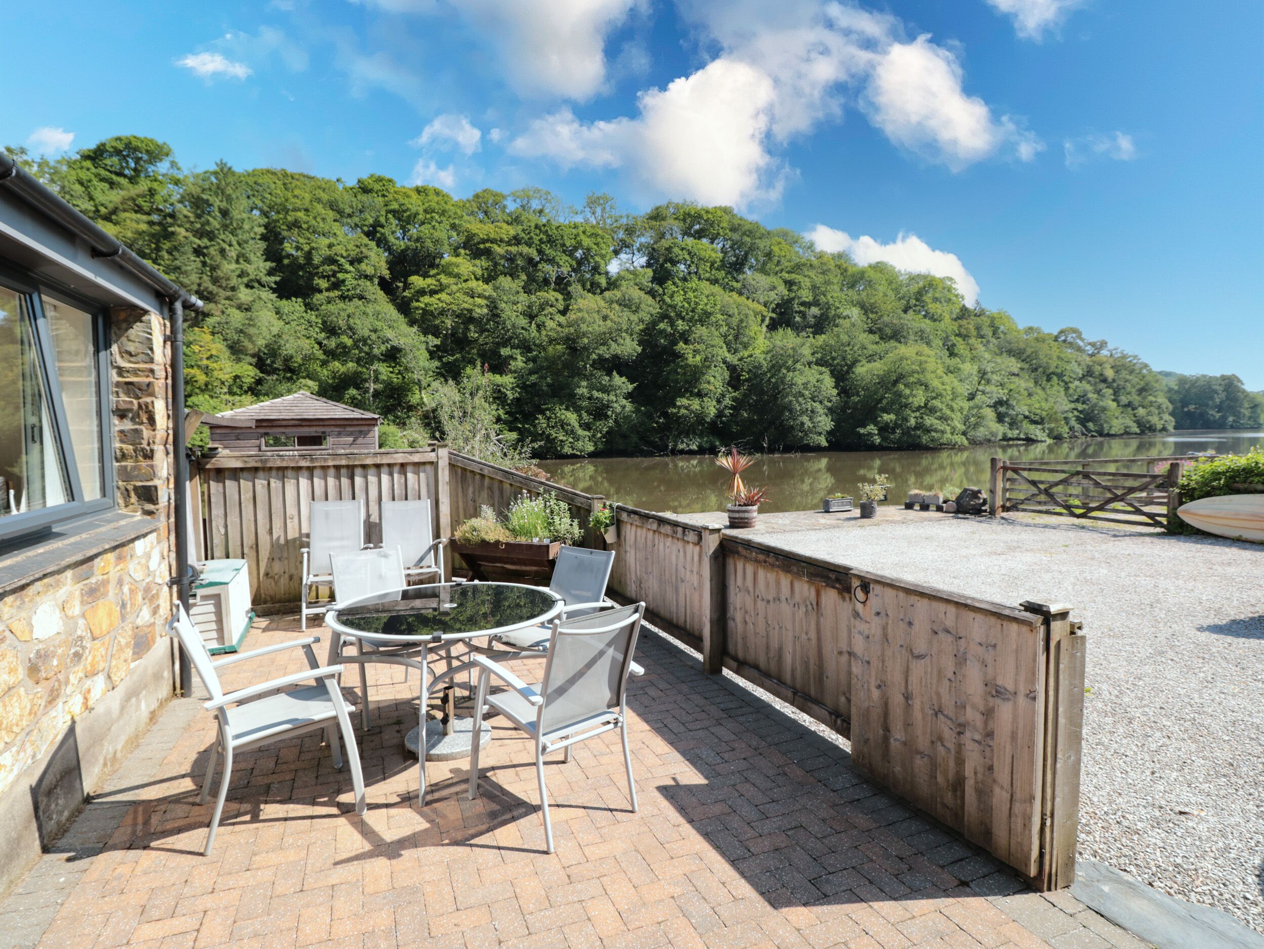 MALLARD COTTAGE, pet friendly, luxury holiday cottage in Totnes