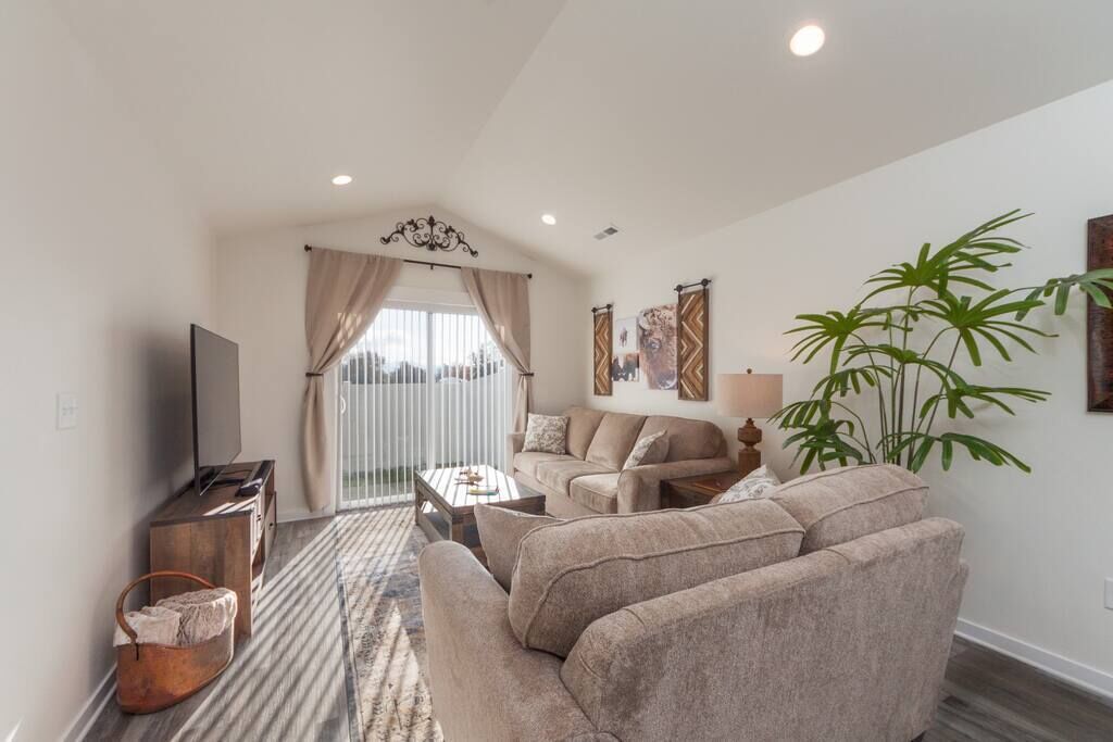 Modern Decor & Style, KING bed, Wifi, with Garage!