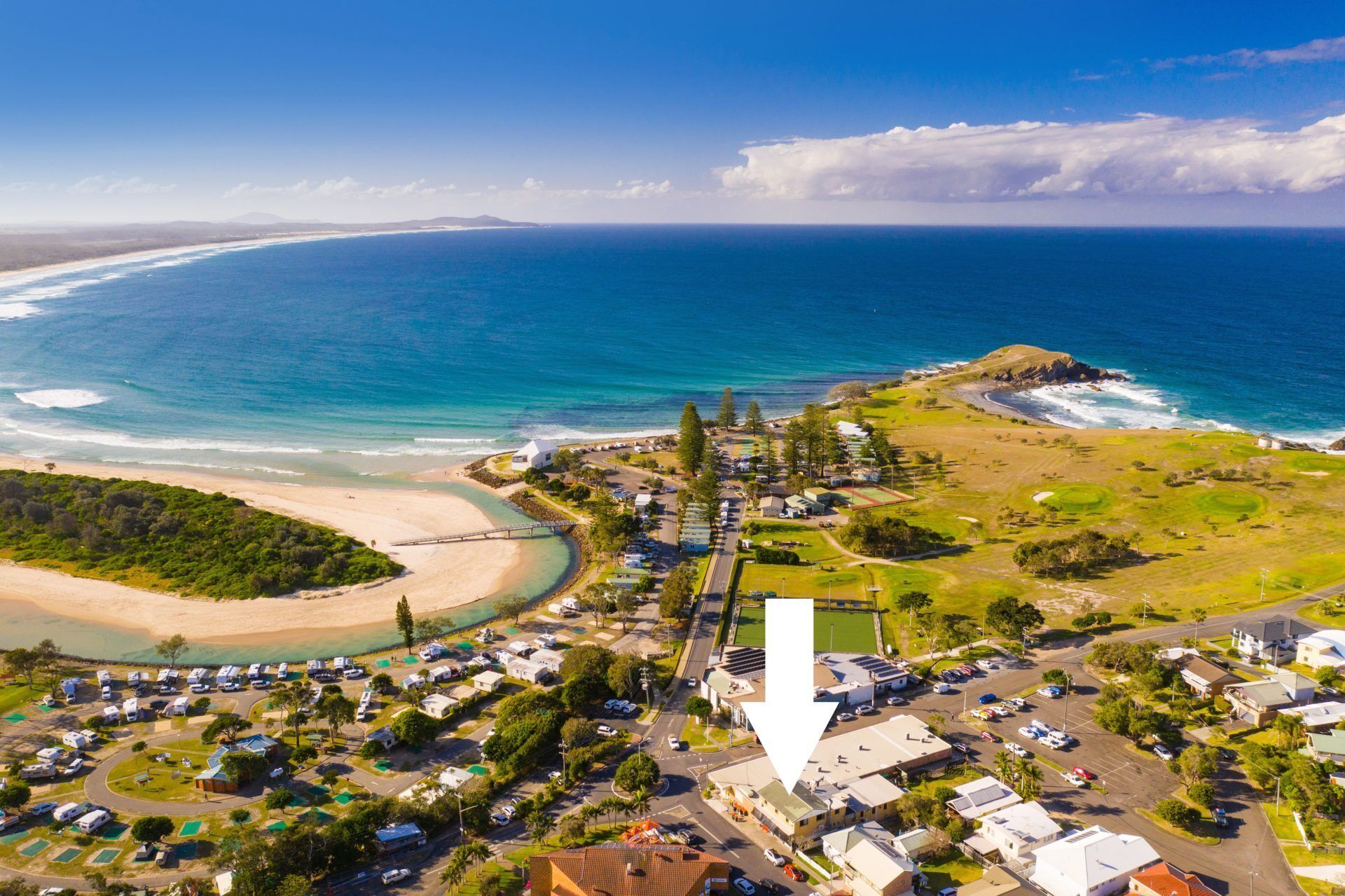RIGHT IN THE CENTRE OF IT ALL WITH OCEAN VIEWS & PET FRIENDLY!
