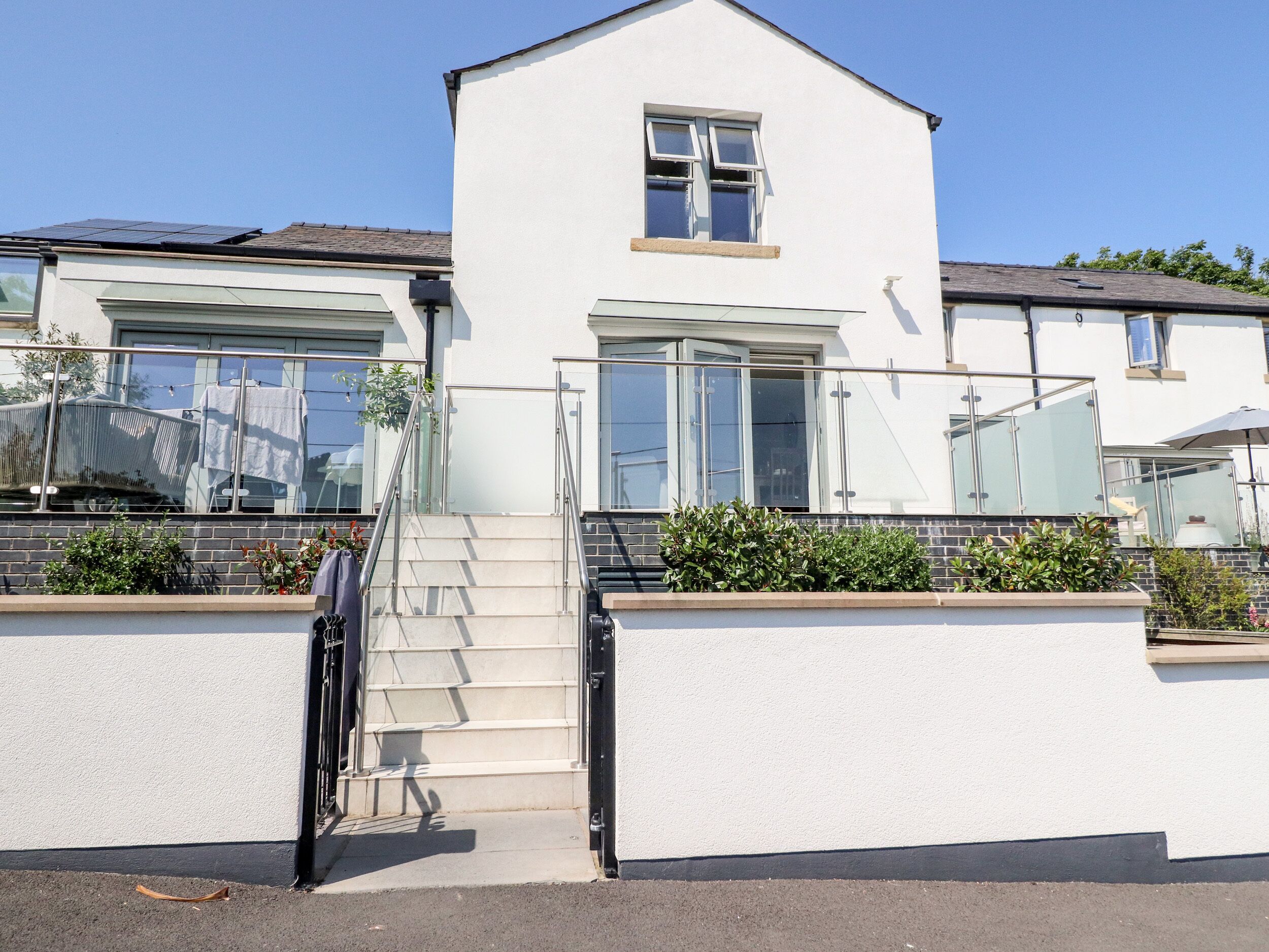 3 CLOUGH COTTAGES, pet friendly, with a garden in Hurst Green