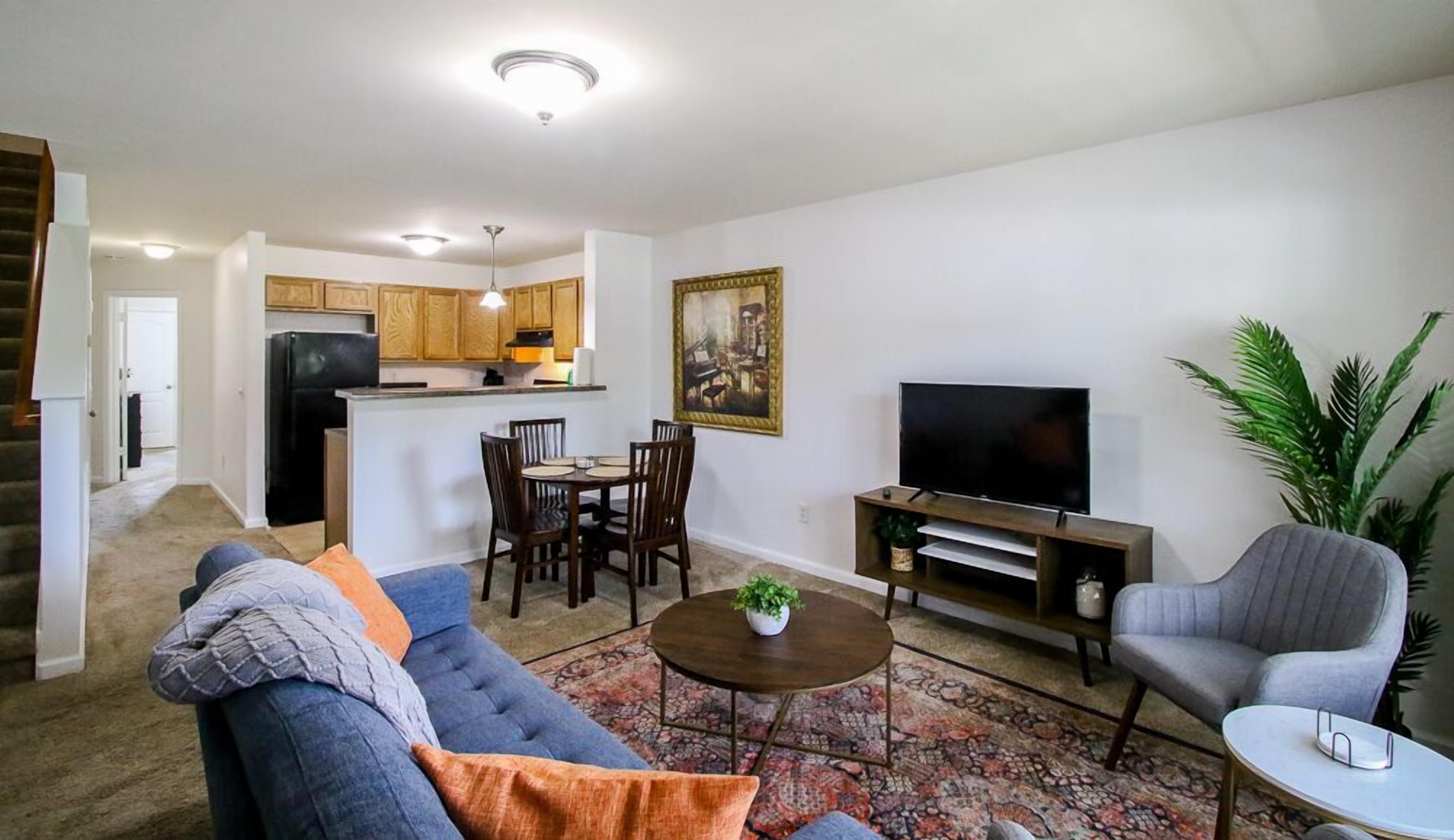 Oh Henry-Townhouse for 6, 2 miles from Downtown